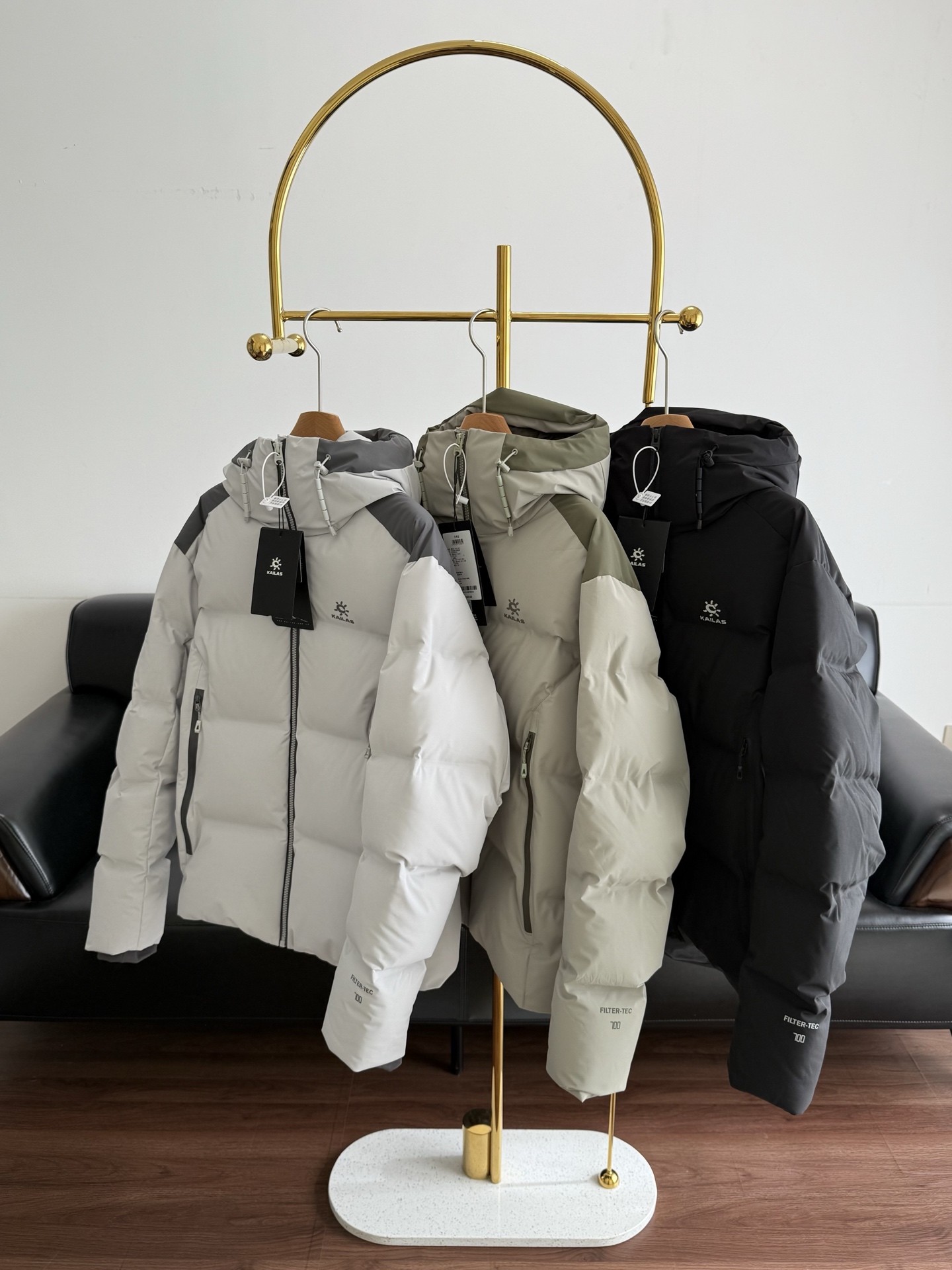 NO:624704,Comes with dust bag - KAILAS hooded couple's down jacket, warm outdoor skiing, hiking and mountaineering clothing for men and women, a very heavy winter jacket!  90 white duck down is extremely fluffy, extremely warm and extremely light!  Three-dimensional windproof hood design, super neck protector in winter!  The inside of the collar is brushed and lined, which is skin-friendly, comfortable and warm!  Waterproof zipper design on both sides, huge capacity for storage!  Breathable zipper design on the back of the arm!  Outdoor sports can quickly dissipate heat and sweat!  Full body three-dimensional tailoring!  The hem is adjustable, windproof and temperature-locking in cold outdoor climates!  Size xs-xxl Color black, gray green, jackets & coats, down jacket, hats, alexander wang19860909配防尘袋——KAILAS凯乐石连帽情侣款羽绒服 保暖户外滑雪徒步登山服男女 非常重磅的冬款外套！90白鸭绒 巨蓬松 巨保暖 巨轻盈！立体防风帽设计,冬季超级护脖！领子内部磨毛内衬,亲肤舒适保暖！两侧防水拉链设计,容量巨大巨能装！手臂后侧透气拉链设计！户外运动可快速散热排汗！ 全身立体剪裁！下摆可调节,户外寒冷气候下防风锁温！ 码数xs-xxl 颜色黑色,灰色 绿色,,jackets & coats,down jacket,hats,alexander wang,Women's clothing