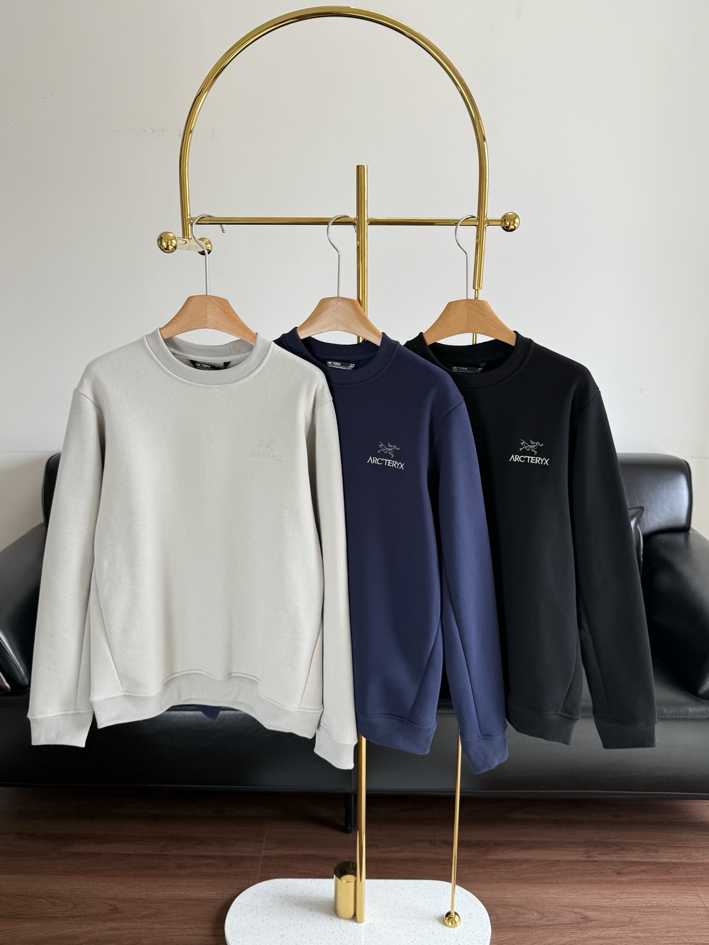 NO:624692,——ARC'TERYX Arc'teryx fleece thermal sweatshirt. The fleece fabric inside is super soft!  The loose cut of the round neck and right shoulders is moderately loose but not bulky. It is very tolerant to the body shape. It can hide the belly and cover the belly. It is flexible and stretchable without being restrictive. The length reaches the middle of the hips, decent and generous without being cramped, neat and not procrastinating. It also has a good proportion for daily wear. Size m-xxl blue black gray, arc'teryx, hoodie, sweatshirts, alexander wang19860909——ARC'TERYX始祖鸟抓绒保暖卫衣 内里抓绒面料超柔软！ 圆领正肩的宽松剪裁,宽松量适中不肥大, 对身材的包容性很高,胖瘦皆可,藏肉遮肚子,灵活伸展不拘束.衣长到臀中位置,得体大方不局促,利落不拖沓,日常穿搭也有好比例 码数m-xxl 蓝色 黑色 灰色,arc'teryx,hoodie,sweatshirts,alexander wang,Women's clothing