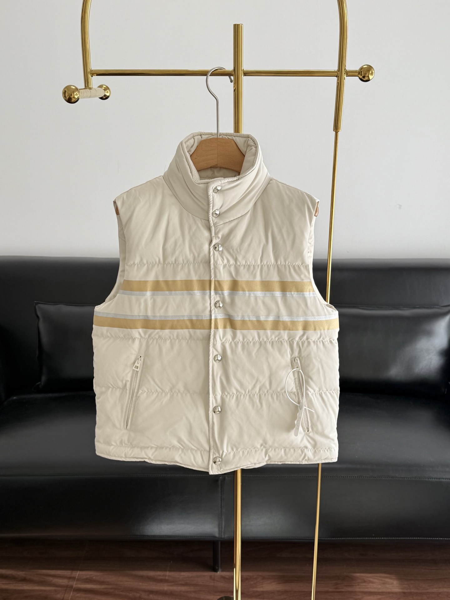 NO:625436,Comes with dust bag - Dior 2025 Autumn and Winter Five-Pointed Star Down Vest Inspired by Alpine skiing. 90 duck down filling!  It is made of quilted taffeta technical fabric, which is light and warm, windproof and waterproof. It has golden mountain embroidery + 'CHRISTIAN DIOR' logo on the front, which is highly recognizable. Sleeveless design, super easy to layer, functional and luxurious sports style, suitable for skiing or daily life. Size s-xl, dior, down jacket, alexander wang19860909配防尘袋——Dior 2025秋冬五角星羽绒马甲 灵感源自阿尔卑斯滑雪运动.90鸭绒填充！采用绗缝塔夫绸科技面料,轻盈保暖,防风防水.正面有金色山脉刺绣+“CHRISTIAN DIOR”标识,辨识度超高计.无袖设计,叠穿超方便,兼具功能性与奢华运动风,滑雪或日常都很适合 码数s-xl,,dior,down jacket,alexander wang,Women's clothing