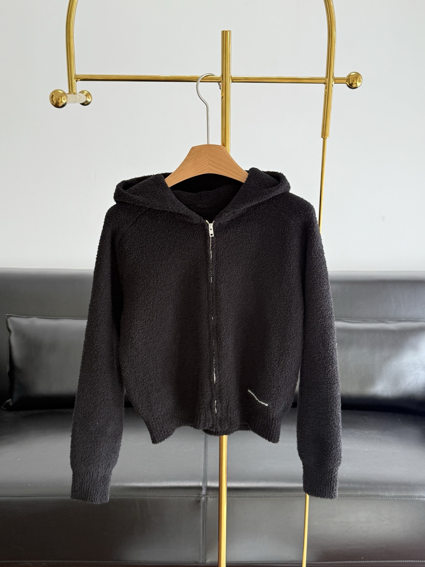 NO:625401,——Da Wang’s hooded zipper jacket. This hoodie of Da Wang is so lazy. Who knows!  King's black hooded cardigan directly locks into the C-position of my autumn and winter wardrobe. The cotton fabric has a plush texture that is so soft. The short hooded large-profile proportions are spicy and lazy. The small label details on the hem are perfect for detail control. The soft wrapping feeling is so healing!  Size sml,,alexander wang,jackets & coats,hats,alexander wang19860909——大王 连帽拉链外套 大王这件帽衫慵懒感绝了 谁懂！大王这件黑连帽开衫直接锁死我秋冬衣柜C位棉面料毛绒纹理软到犯规,短款连帽巨显比例又辣又慵懒,下摆小标细节戳中细节控永远不出错,软乎乎的包裹感太治愈了！ 码数sml,,alexander wang,jackets & coats,hats,alexander wang,Women's clothing