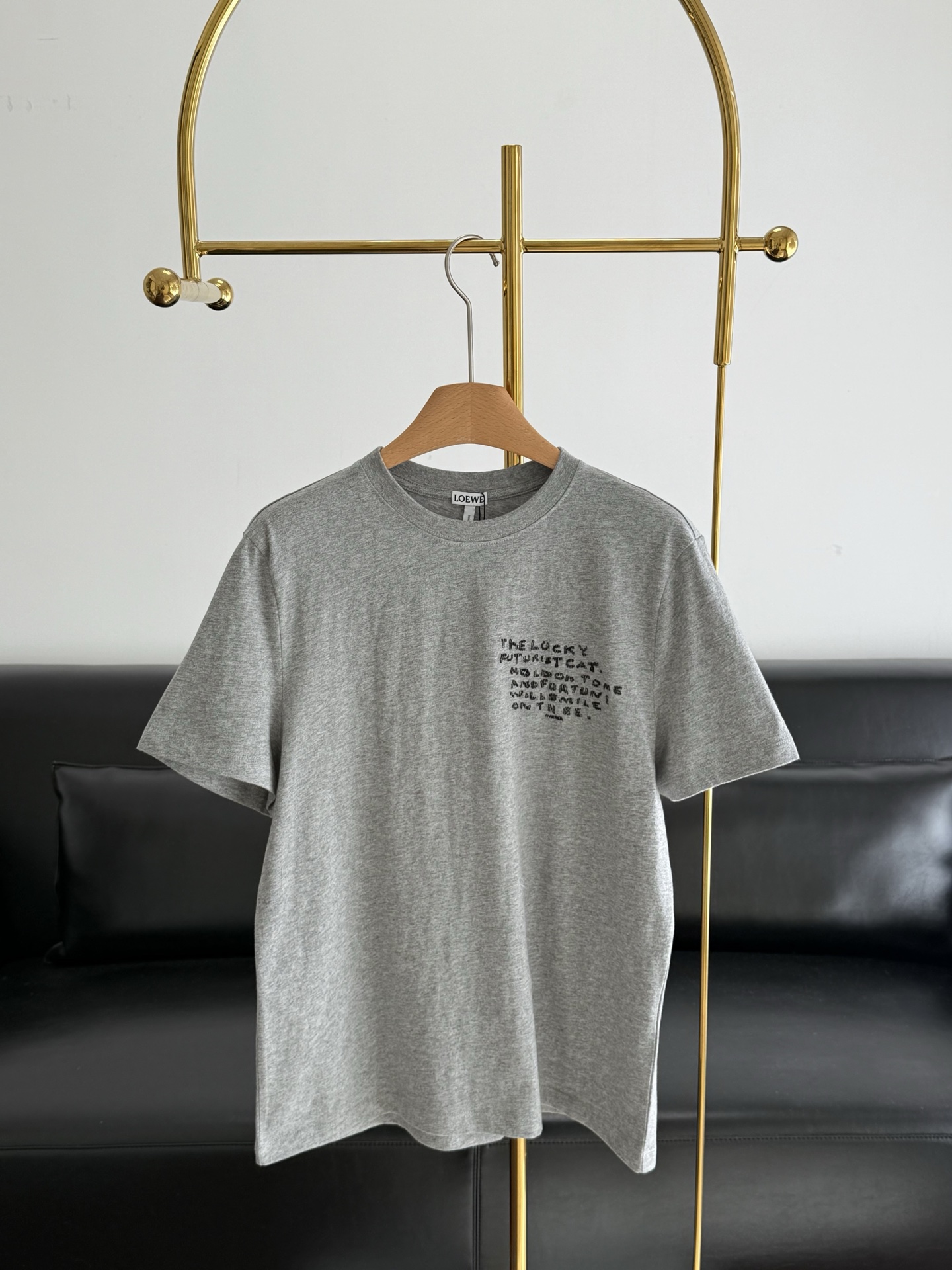 NO:625422,—— LOEWE Louis Wain co-branded cat T-shirt LOEWE  vuitton,loewe,tees,t-shirt,alexander wang19860909——LOEWE Louis Wain联名猫咪T恤 LOEWE x Louis Wain联名猫咪T恤,灰色纯棉材质,背部猫咪图案采用十字绣设计,细节超精致计.宽松版型,男女同款,舒适又有趣味感.Louis Wain的猫咪形象欢乐调皮,艺术感满满.日常穿搭或送礼都很合适,爱猫人士必入! 码数sml,,louis vuitton,loewe,tees，t-shirt,alexander wang,Women's clothing