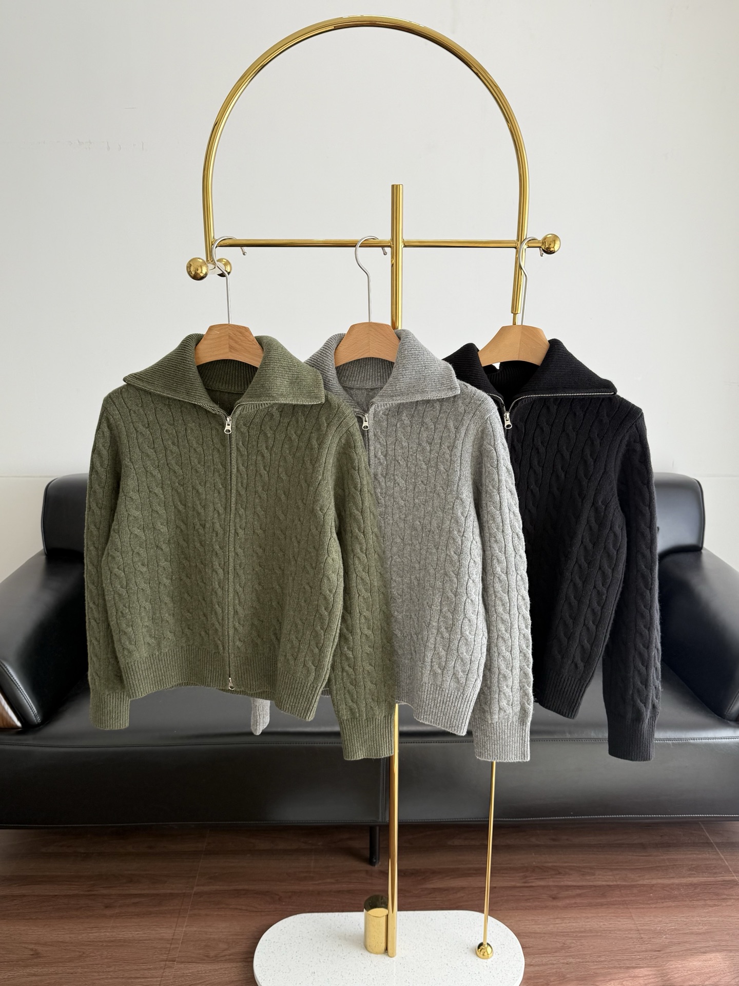 NO:625452,——Ralph Lauren half-zip sweater made of wool!  Raf’s twist knitting is recommended for taking photos. It really looks great and doesn’t look bloated at all. It’s casual and beautiful!  !  The representative of American retro, a retro classic~ This style will never go out of style!  American middle-class wear, simple and elegant. Size sml green gray black, alexander wang19860909——拉夫劳伦 半拉链针织衫 羊毛面料！拉夫的麻花针织 拍照推荐 真的很出片,完全不会显得很臃肿 是休闲好看的！！ 美式复古的代表,复古的经典～ 这种款万年不会过时！ 美式的中产阶级穿搭,简约大气. 码数sml 绿色 灰色 黑色,,alexander wang,Women's clothing