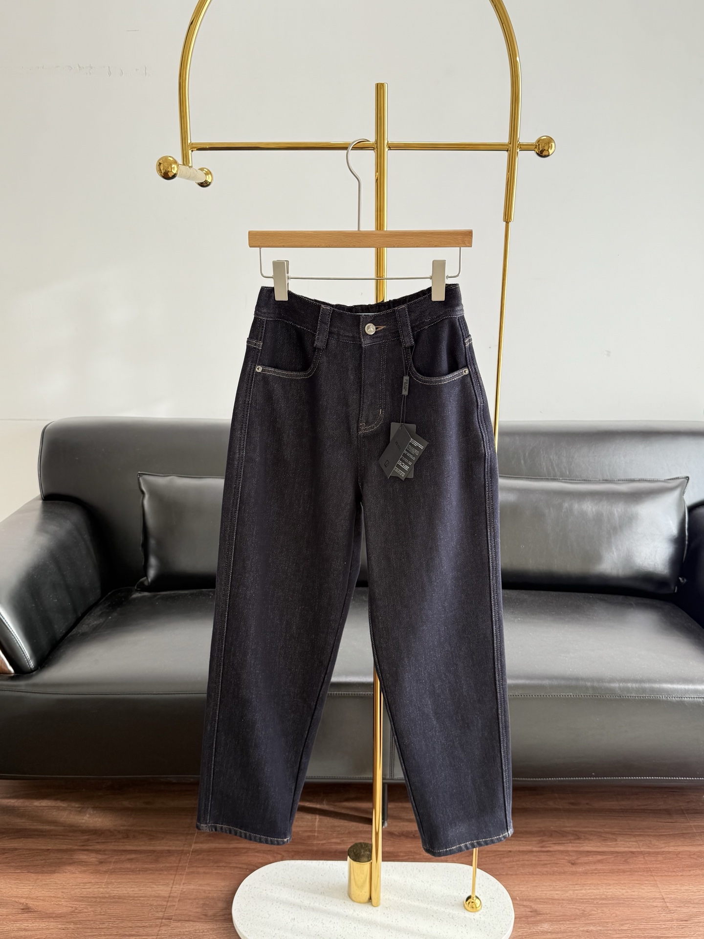 NO:628784,——Prada triangle logo thickened velvet jeans are made of dark blue washed denim fabric, loose fit, comfortable and stylish. Elastic waist design, suitable for all kinds of body shapes, very easy to put on and take off. Double patch pockets on the back waist + inverted triangle metal logo, perfect for recognition! It can be easily managed in daily casual or street style, fashionable and versatile. Size s-xl,, prada, jeans, alexander wang19860909——Prada三角标 加厚绒牛仔裤 采用深蓝水洗丹宁面料,宽松版型,舒适又有型.松紧腰设计,适合各种身材,穿脱超方便计.后腰双贴袋+倒三角金属徽标,辨识度满分!日常休闲或街头风都能轻松驾驭,时髦又百搭 码数s-xl,,prada,jeans,alexander wang,Women's clothing