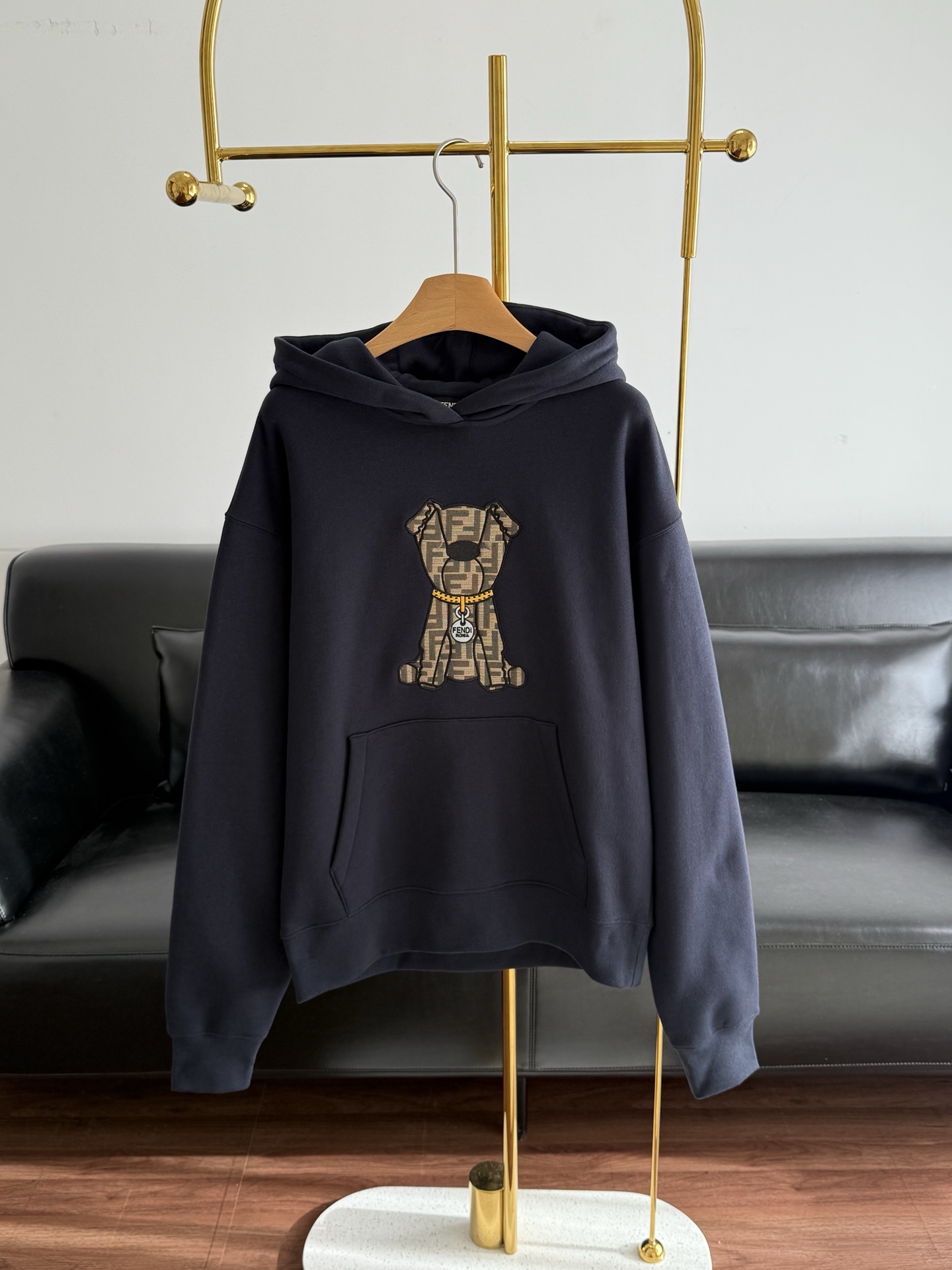 NO:628766,——fendi puppy embroidered sweatshirt pure cotton fabric!  Dropped shoulder sleeves!  !  Don’t choose what others wear well!  !  A very soft piece!  It is still extremely fashionable and is expected to be a hit again~ The puppy pattern is also super cute. The appearance is also more online!!  !  Sweatshirts for lazy people ~ Size s-xl, fendi, hoodie, sweatshirts, alexander wang19860909——fendi 小狗刺绣卫衣 纯棉面料！落肩袖版型！！ 不挑人的好穿！！很柔软一件！依旧时髦到爆,预计又是爆款～ 小狗图案也超级可爱. 颜值也是更加在线!！！懒人穿搭的卫衣～ 码数s-xl,,fendi,hoodie,sweatshirts,alexander wang,Women's clothing