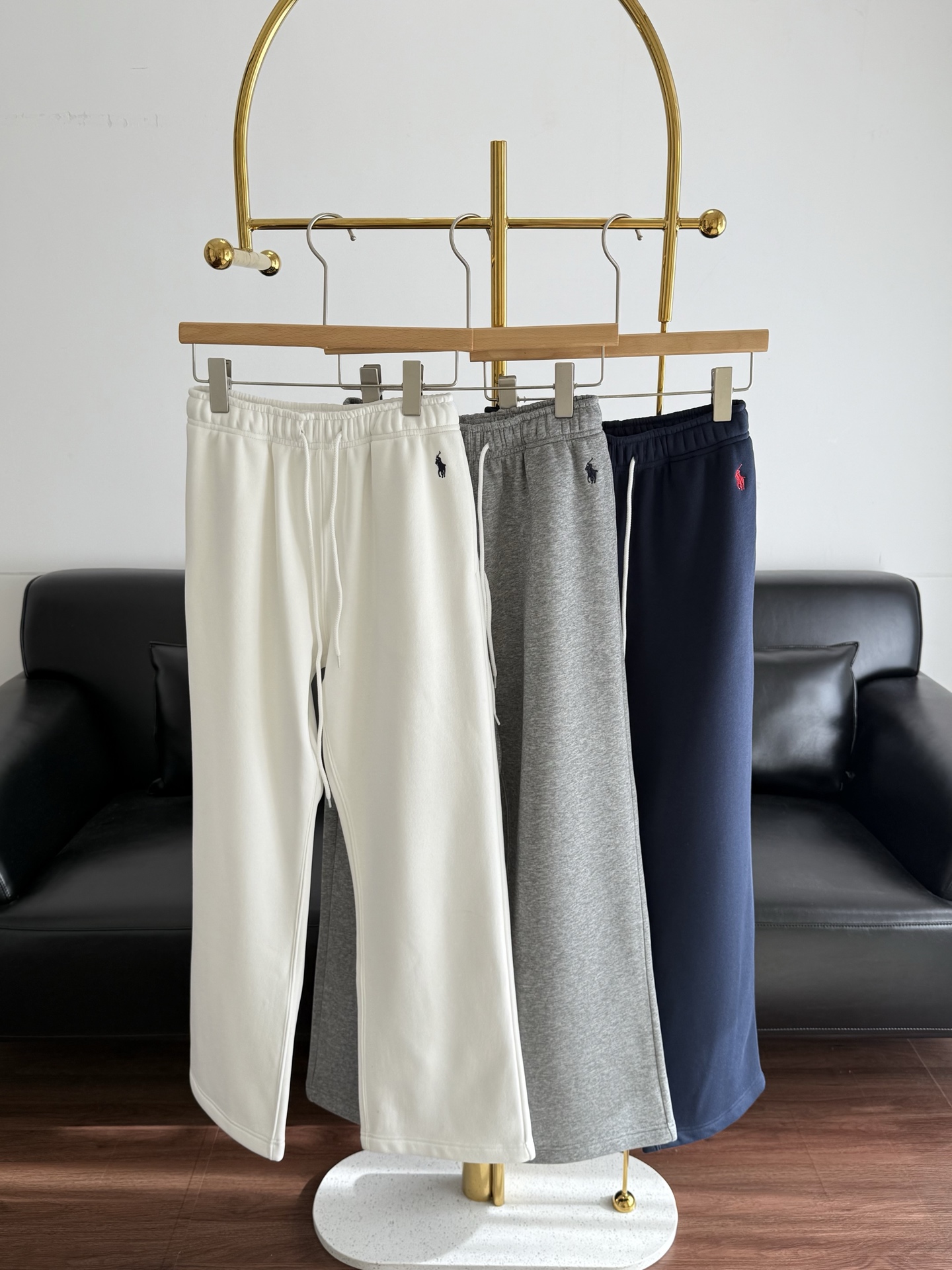 NO:628749,——Ralph Lauren Drawstring and Velvet Sweatpants. These pants are the best and most beautiful to wear!  He comes very versatile!  And the legs really look good!  A must-have for no-brainer outfits!  Imported high-density pure cotton fabric has a great silky texture!  The details are amazing, the material is soft and waxy and very skin-friendly, with a velvet lining!  Never cut corners!  Pay attention to the thickness of the upper body to make it taste good!  Code number sml white gray blue,,alexander wang19860909——拉夫劳伦 抽绳加绒卫裤 直接封神的好裤最最最好穿又巨好看的神裤！他来了很百搭！且真的显得腿型好啊！ 无脑穿搭必入款！进口高密度纯棉面料丝滑质感超赞！ 细节好到爆,材质软软糯糯非常亲肤 加绒内里！绝不偷工减料！ 要注意 厚实度足够 上身那个版型才够味！ 码数sml 白色 灰色 蓝色,,alexander wang,Women's clothing