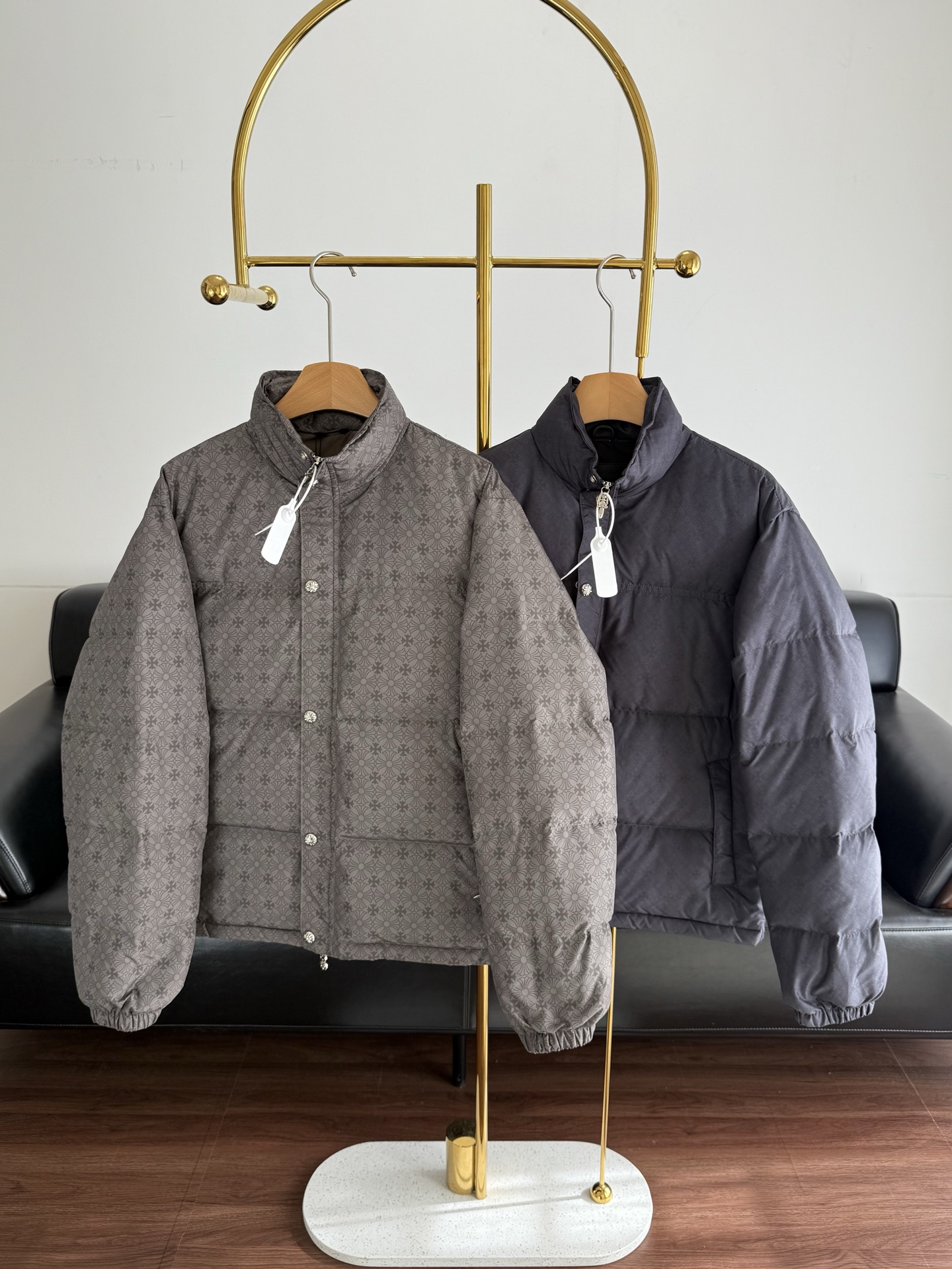 NO:628814,Equipped with dust bag - Croix heart dark pattern cross down jacket, same style for men and women!  The all-over logo design is very recognizable! High-density nylon fabric, water-repellent, waterproof and windproof. Filled with 90% duck down filling, perfect for warmth retention. Stand-up collar + single-breasted buttons, elasticated cuffs and hem, better windproof effect! Same style for men and women, loose fit, super stylish when going out in winter. Size s-xl gray blue, chrome hearts, down jacket, alexander wang19860909配防尘袋——克罗心暗纹十字羽绒服 男女同款！满印Logo设计超有辨识度!高密度锦纶面料,防泼水,防水防风都OK.填充 90鸭绒填充 保暖力满分.立领+单排扣,袖口和下摆松紧收口,防风效果更赞!男女同款,宽松版型,冬季出街超有型计. 码数s-xl 灰色 蓝色,,chrome hearts,down jacket,alexander wang,Women's clothing