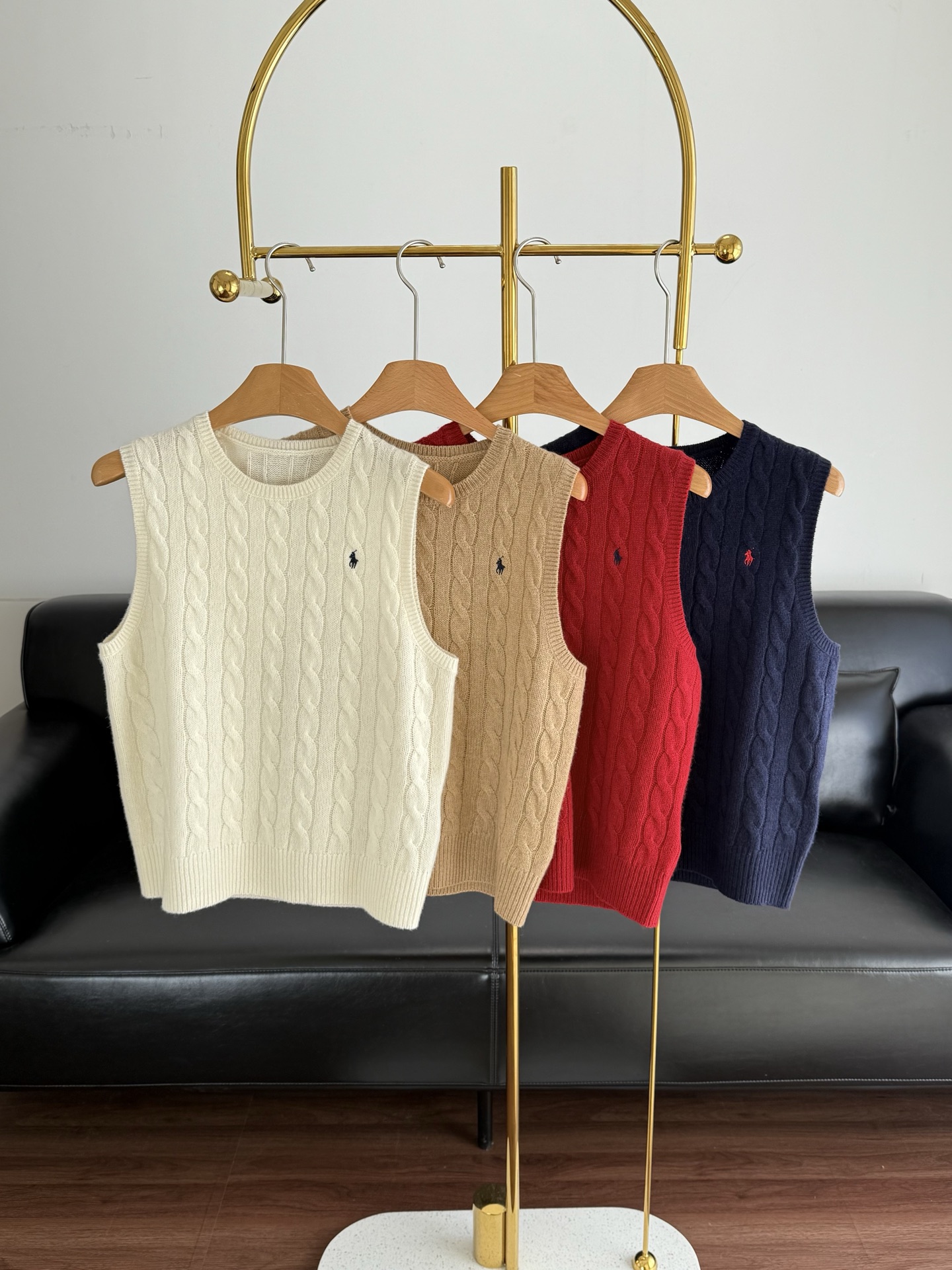 NO:628751,——Ralph Lauren pony twist round neck vest. Autumn and winter color palette. I must have it as a big sweater person!  !  !  Gentle retro twists and cute little pony mark!  You'll want to weld the sweater to your body, it's so easy for my wife to wear!  Made of 90% wool and 10% cashmere blended fabric, this vest is highly utilized in autumn and winter. It has a loose fit that can be easily controlled by any figure. It is the loose, lazy and casual style that everyone loves!  The large round neck design visually slims down and makes the whole person look more toned!  Simple, fashionable and versatile, it can be worn alone or with a shirt. The whole body has a cable-cut hollow design, which is simple yet elegant. Whether it is a business occasion or a casual gathering, you can easily control it, exuding casual elegance and taste. Size sml off-white khaki red blue, loro piana, sweaters, alexander wangshirts, alexander wangshirts19860909——Ralph Lauren小马麻花圆领马甲背心 秋冬的调色盘 毛衣大户的我必须拥有！！！ 温柔复古的麻花加上可可爱爱的小马标绝绝子呀！毛衣上身你会想把它焊在身上,太太太好穿！ 90羊毛和10山羊绒混纺面料,秋冬利用率极高的背心,宽松版型任何身材都能轻松驾驭,是大家都爱的宽松慵懒休闲风！大圆领设计,视觉显瘦的同时,让整个人看起来更有调性！简约时尚百搭,既能单穿也可搭配衬衫穿着,衣身整体是绞花镂空设计,设计简约而不失高雅,无论是商务场合还是休闲聚会,都能让你轻松驾驭,散发出不经意的优雅与品味. 码数sml 米白 卡其 红色 蓝色,,loro piana,sweaters,shirts,alexander wang,Women's clothing