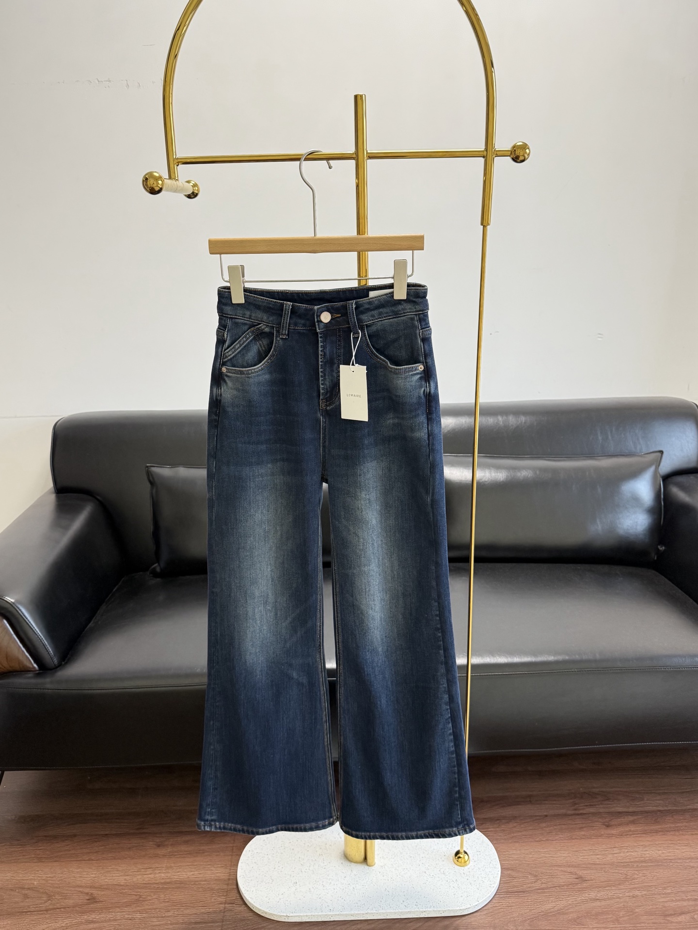 NO:648834,——lemaire high-waist stretch velvet bell-bottom pants [Winter retro storm | American distressed new three-dimensional velvet bell-bottom pants to reinvent your street fashion] Unlock the 'lazy retro + slimming pants' double buff!  Classic micro-flare design elongates leg lines, stretchy velvet lining, can be sexy even in freezing temperatures, high-waisted black magic, instantly lifts the buttocks and covers the flesh, distressed hardware + retro washing, authentic American retro style, American velvet bell-bottoms, retro pants that look slim and versatile.' Normal denim fabrics only have elasticity on the left and right sides, these pants are 360 degrees, stretchy in all directions, anti-bulging and anti-wrinkle fabric.  They are both slimming and super comfortable, and the quality stability is twice that of ordinary jeans. Size s-2xl,,jeans,alexander wang19860909——lemaire 高腰弹力加绒喇叭裤【冬日复古风暴｜美式做旧新立体加绒喇叭裤 重塑你的街头时尚】 解锁「慵懒复古+显瘦神裤」双buff！ 经典微喇设计 拉长腿部线条 弹力加绒内里 零下也能浪 高腰黑魔法 瞬间提臀遮肉 做旧五金+复古水洗 原汁原味美式复古风 美式加绒喇叭裤 复古神裤显瘦百搭」 正常的牛仔面料只有左右有弹力,这条裤子360度,四面八方都有弹力,防鼓包抗皱的面料. 既显瘦又超级舒服,品质稳定性是普通牛仔裤的两倍. 码数s-2xl,,jeans,alexander wang,Women's clothing