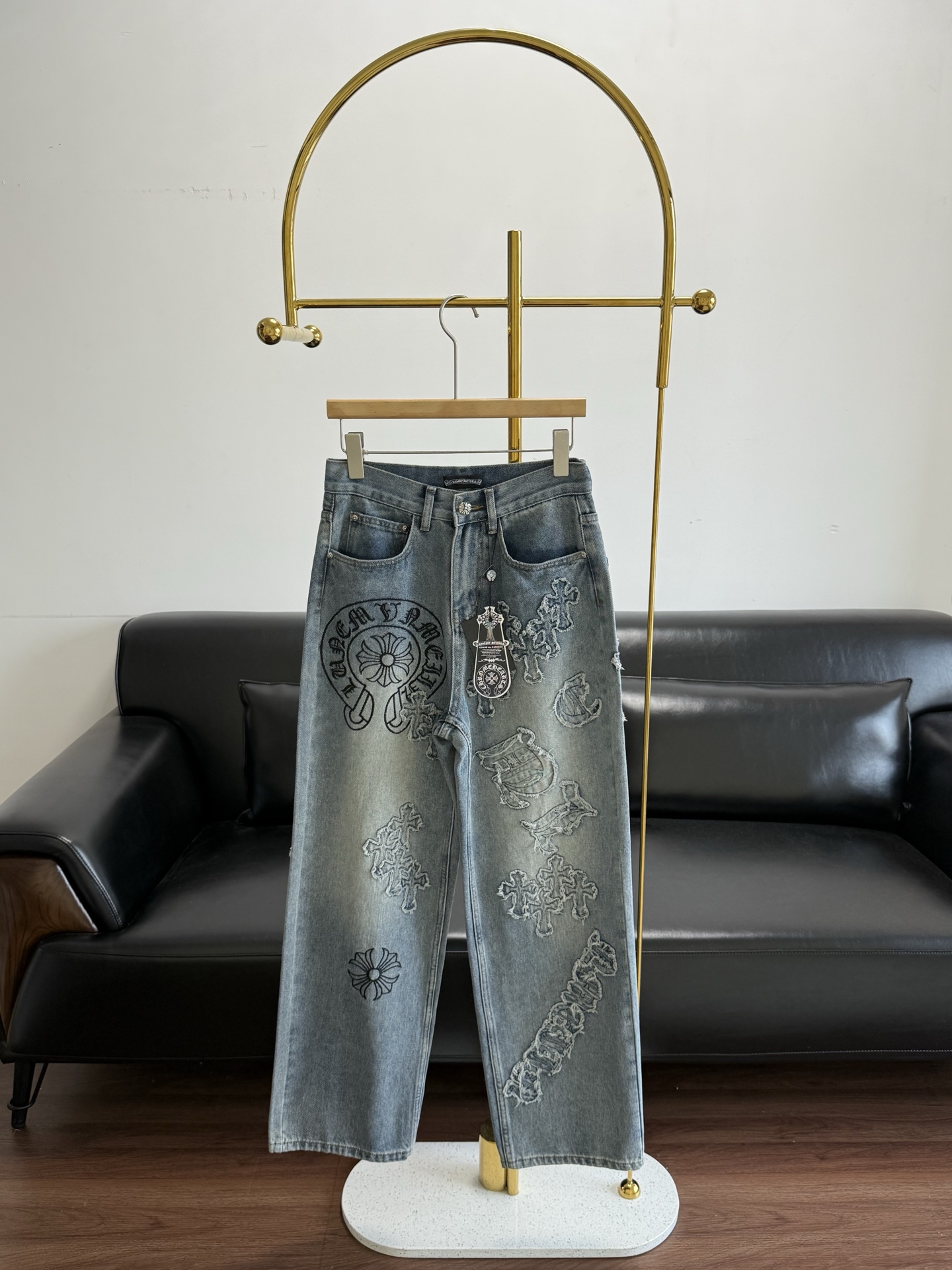 NO:648769,——Cro Xin Printed Embroidered Straight Leg Regular Jeans Made of Denim Cotton Fabric!  It's retro and stylish; it can easily modify your leg shape, and you can walk with a windy look that's super casual. It can instantly enhance your style recognition and make it a perfect 'shirt' for going out on the street ~ it's simply an eye-catching tool for fashionistas!  The design really knows how to understand the psychology of us girls!  !  It’s absolutely amazing!  The shape is also great, making you look slimmer and slimmer!  !  !  Code number sml,,chrome hearts,jeans,alexander wang19860909——克罗心 印花刺绣直筒常规款牛仔裤 牛仔棉面料！复古又带感；轻松修饰腿型,走路带风超显随性.都能瞬间提升造型辨识度,妥妥的出街“战袍”～简直是潮人吸睛利器！设计真的很会拿捏我们这些女生的心理！！真是绝了！版型也巨好 显瘦显瘦显瘦！！！ 码数sml,,chrome hearts,jeans,alexander wang,Women's clothing