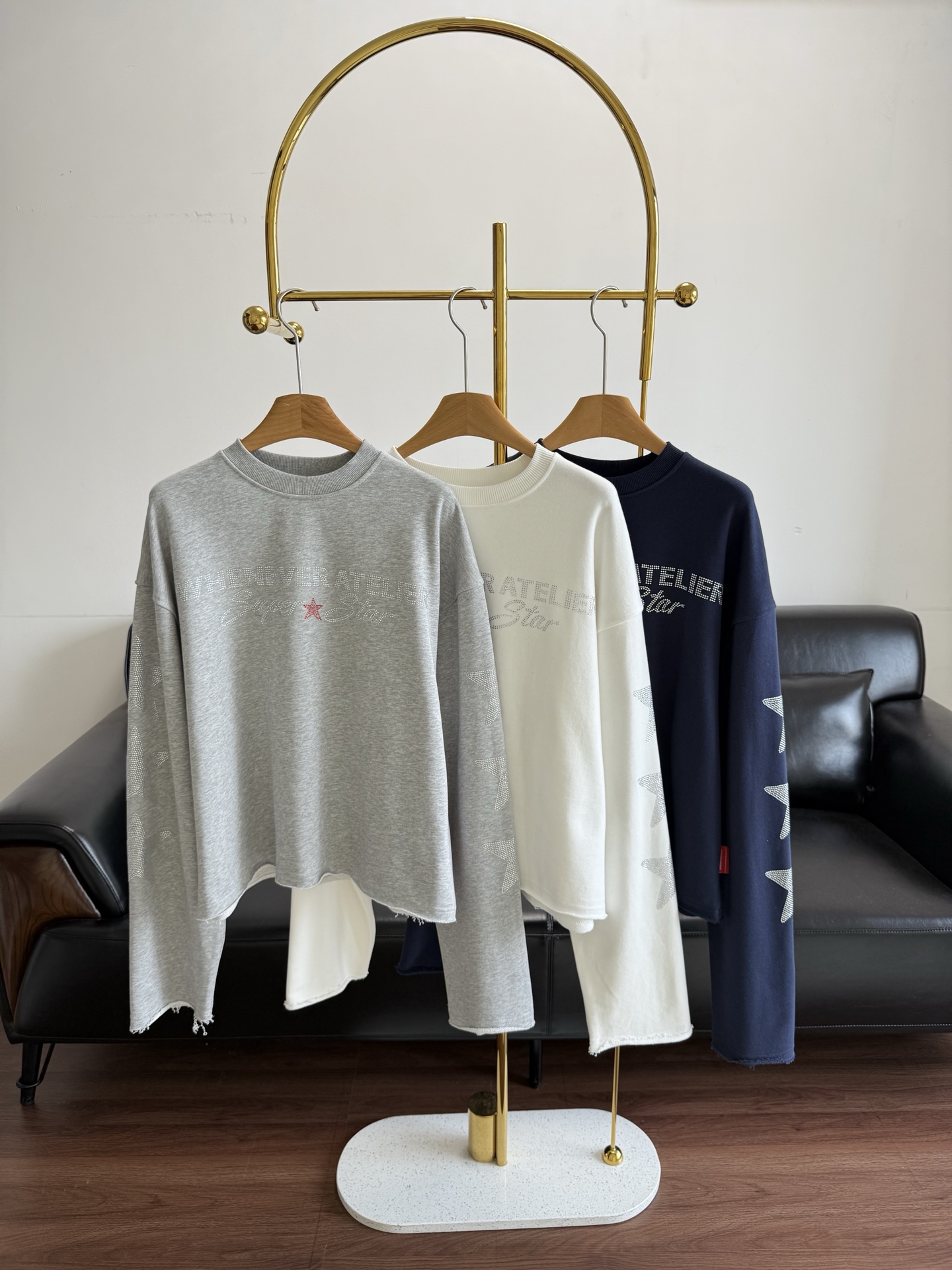 NO:648801,——Whenever’s new product, the star rhinestone long-sleeved sweatshirt, combines eye-catching and texture with the body. Who can resist this sweatshirt!  Pure cotton fabric!  Short version, American vibe directly fills the vitality, with a lazy and relaxed feeling, no matter how you wear it, it is fashionable and chill~so beautiful. The two sleeves have huge diamond-filled five-pointed stars. Each one shines brightly. Size sml, white, gray, blue,,hoodie,sweatshirts,alexander wang19860909——Whenever新品 星星水钻长袖卫衣 把吸睛与质感焊在身上 谁能拒绝这件卫衣！ 纯棉面料！短款版型 美式vibe直接拉满元气活力,慵懒松弛感,怎么穿都时髦又chill～太好看 两个袖子有巨大满钻五角星 每一颗都巨闪 码数sml 白色 灰色 蓝色,,hoodie,sweatshirts,alexander wang,Women's clothing