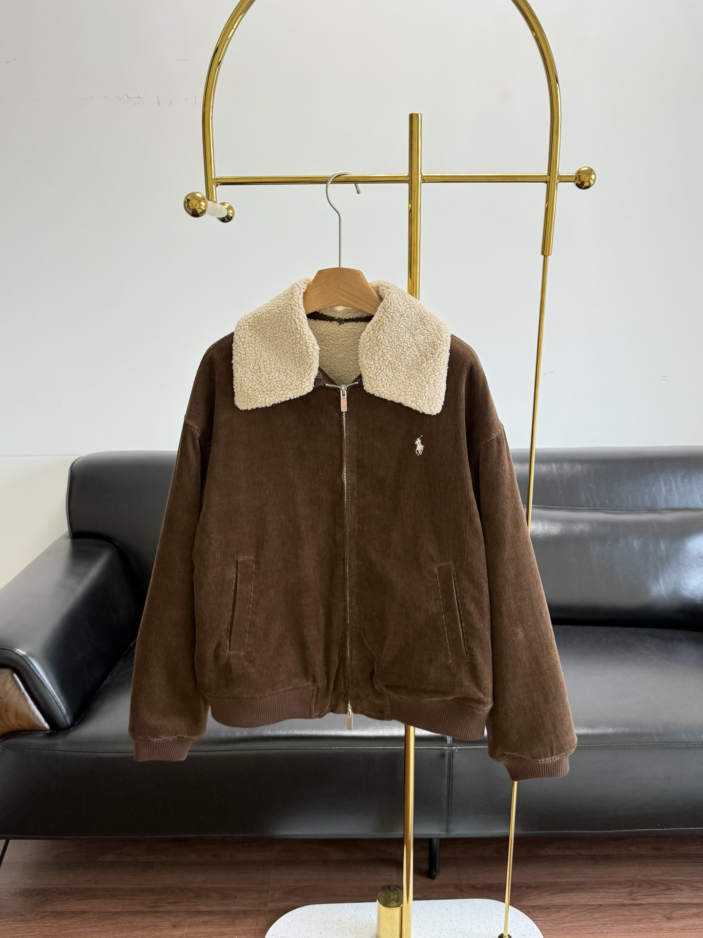 NO:648785,——Ralph Lauren/Ralph Lauren Maillard corduroy fabric spliced ​​with lamb wool thickened warm jacket. The rich caramel chocolate color is super eye-catching. The autumn and winter atmosphere is easy to grasp. The collar is spliced ​​with a detachable environmentally friendly lamb wool collar, and the lamb wool lining is super warm!  The two popular elements of Maillard corduroy collide with the zipper design, and the retro American casual style looks good. Customized fabrics. Lightweight and warm, and not bloated. The jackets are fashionable in any combination, regardless of body shape. Bi-in size sml,,loro piana,jackets & coats,jackets & coats,alexander wang19860909——Ralph Lauren/拉夫劳伦 美拉德灯芯绒面料拼接羊羔毛加厚保暖夹克外套 浓郁焦糖巧克力配色chao级耐看 秋冬氛围感轻松拿捏 领子拼接可拆卸的环保羊羔毛领,羊羔毛内里chao级保暖！ 美拉德灯芯绒两大爆火元素碰撞拉链设计,复古美式休闲tai好看了 定制的面料 轻便保暖不显臃肿的外套 夹克版型随意搭配都很时髦,不挑身材轮廓 bi入款 码数sml,,loro piana,jackets & coats,jackets & coats,alexander wang,Women's clothing