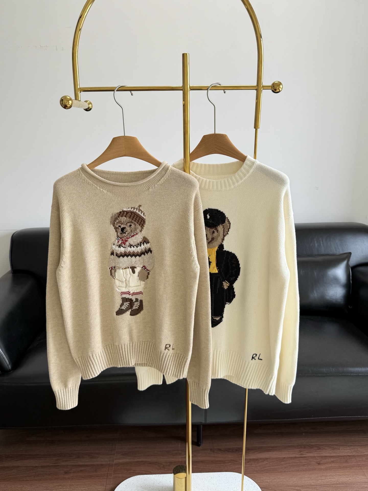 NO:648770,Khaki white Ralph Lauren bear series knitted sweater. Khaki is very elegant, off-white is classic and elegant. The bear sweater really irritates me. The round neck design is very flattering, and the wool and cashmere material is soft and waxy. It is so versatile for daily wear. It is full of old money style. Size sml, loro piana, sweaters, alexander wang19860909卡其米白 Ralph Lauren拉夫劳伦小熊系列针织衫 卡其很显气质,米白经典大气 小熊毛衣真的太戳我了 圆领设计很显脸小,羊毛羊绒材质软软糯糯的 日常穿搭太百搭了 老钱风感满满 码数sml,,loro piana,sweaters,alexander wang,Women's clothing