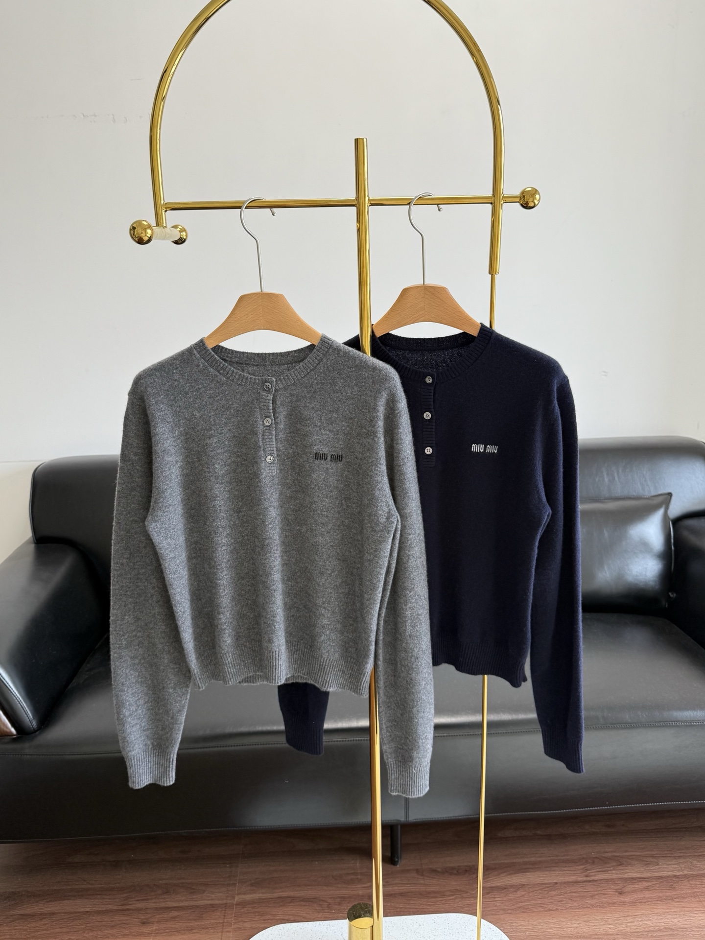 NO:648818,——miumiu letter embroidered wool sweater 90% virgin sheep wool + 10% cashmere!  It has the warmth of wool and the softness and delicacy of cashmere. The fitted version visually optimizes the proportions. The brand letters are embellished on the chest to strengthen the details and enrich the styling design. The upper body instantly gives off a girly atmosphere. Whether it is daily wear or special occasions, it can make you look effortlessly beautiful. Size sml gray blue,, miumiu, alexander wang19860909——miumiu 字母刺绣羊毛针织衫 90初剪绵羊毛 + 10羊绒！既有羊毛的保暖性,又有羊绒的柔软细腻,合身版型,从视觉上优化比例,胸前加上品牌字母点缀,强化细节,丰富造型设计 上身瞬间拉满少女氛围,不管是日常穿还是特殊场合搭,都能让你美得毫不费力 码数sml 灰色 蓝色,,miumiu,alexander wang,Women's clothing