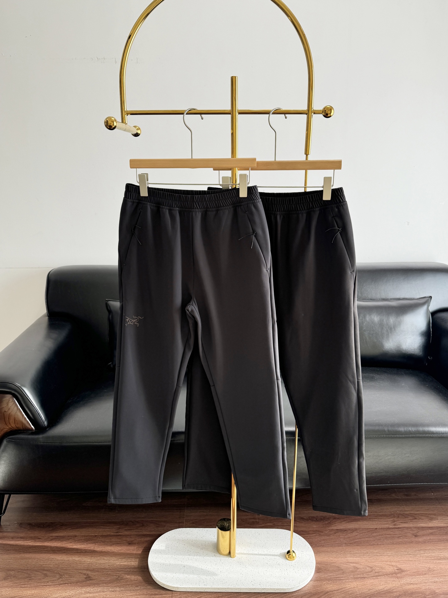 NO:650201,——Arcteryx's velvet soft-shell trousers, outdoor sports and leisure design, are absolutely great on the upper body!  This model is really very rare, warm and comfortable, the shell structure is dense and compact, windproof, waterproof, anti-fouling, effectively blocking the intrusion of cold wind and preventing heat loss; the interior is made of polar fleece lining, the fleece is fluffy and soft, long-lasting heat accumulation, and locks in temperature Size: M-3XL dark gray black, alexander wang19860909——Arcteryx始祖加绒软壳长裤 款式户外运动休闲设计上身效果绝对杠杠的！这种款真的是很很很很少有, 保暖舒适,外壳结构致密紧实,防风、防水、防污、有效阻隔冷风入侵,防止热量流失;内里采用摇粒绒内里,绒质蓬松柔软,持久聚热,锁住温度 Size:M-3XL 深灰色 黑色,,alexander wang,Women's clothing