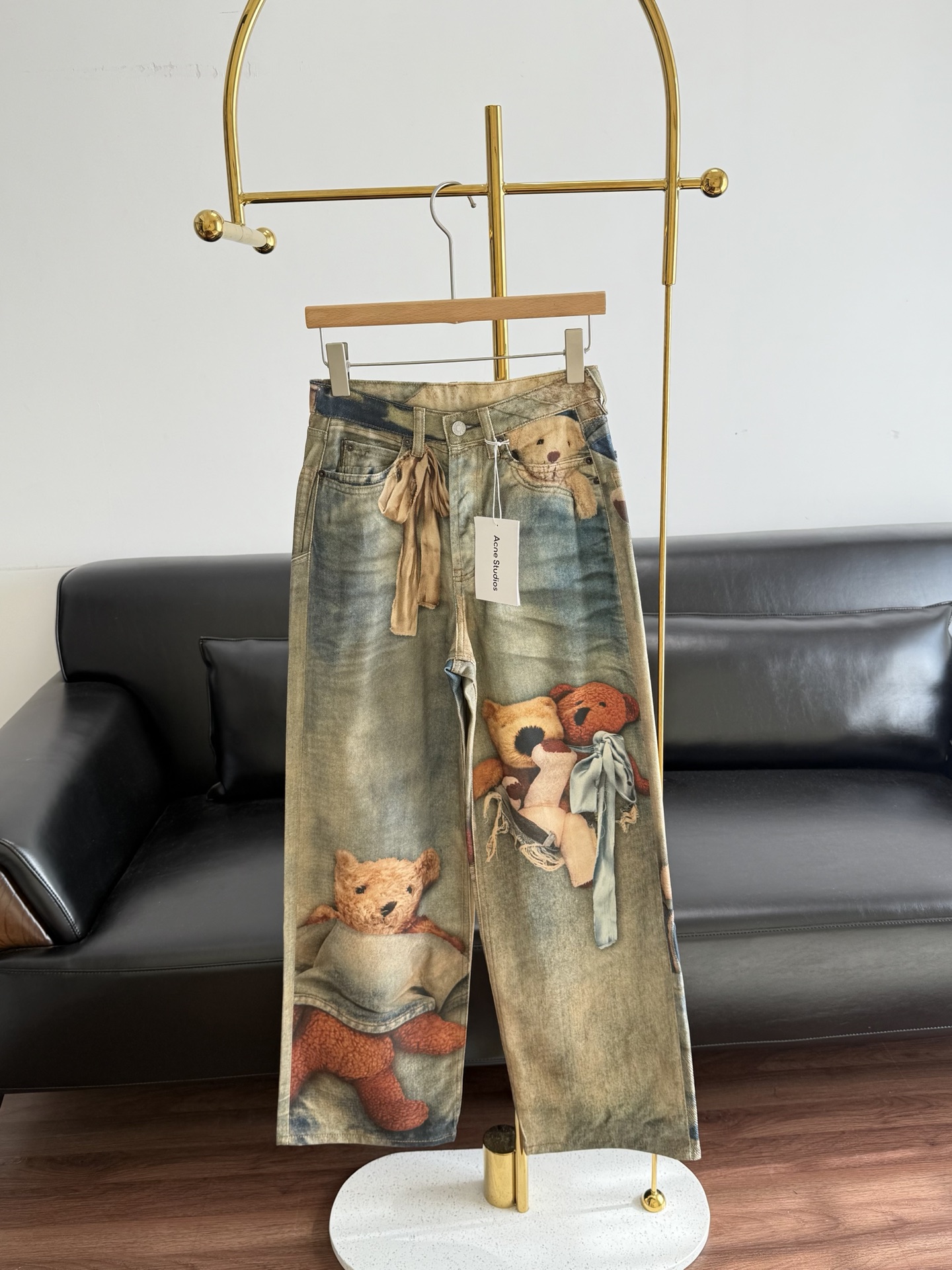 NO:650208,——Acne Studios straight-leg regular jeans with 3D bear printing are made of heavily washed denim, with a perfect aged texture. The pants are embellished with bear patterns!  The sweet and cool style is super eye-catching. The loose, low-waisted, wide-legged straight version is comfortable and fashionable. The same style for men and women, making it easy to control various body types. Pair it with a simple top to easily get the high street trend! Size 26 27 28 29,,acne studios,dior,jeans,alexander wang19860909——Acne Studios 小熊3D印花直筒常规款牛仔裤 采用重度水洗丹宁布,做旧质感满分.裤身点缀小熊图案！甜酷风格超吸睛协.宽松低腰阔腿直筒版型,舒适又时髦,男女同款,轻松驾驭各种身材.搭配简约上衣就能轻松get高街潮流感! 码数26 27 28 29,,acne studios,dior,jeans,alexander wang,Women's clothing