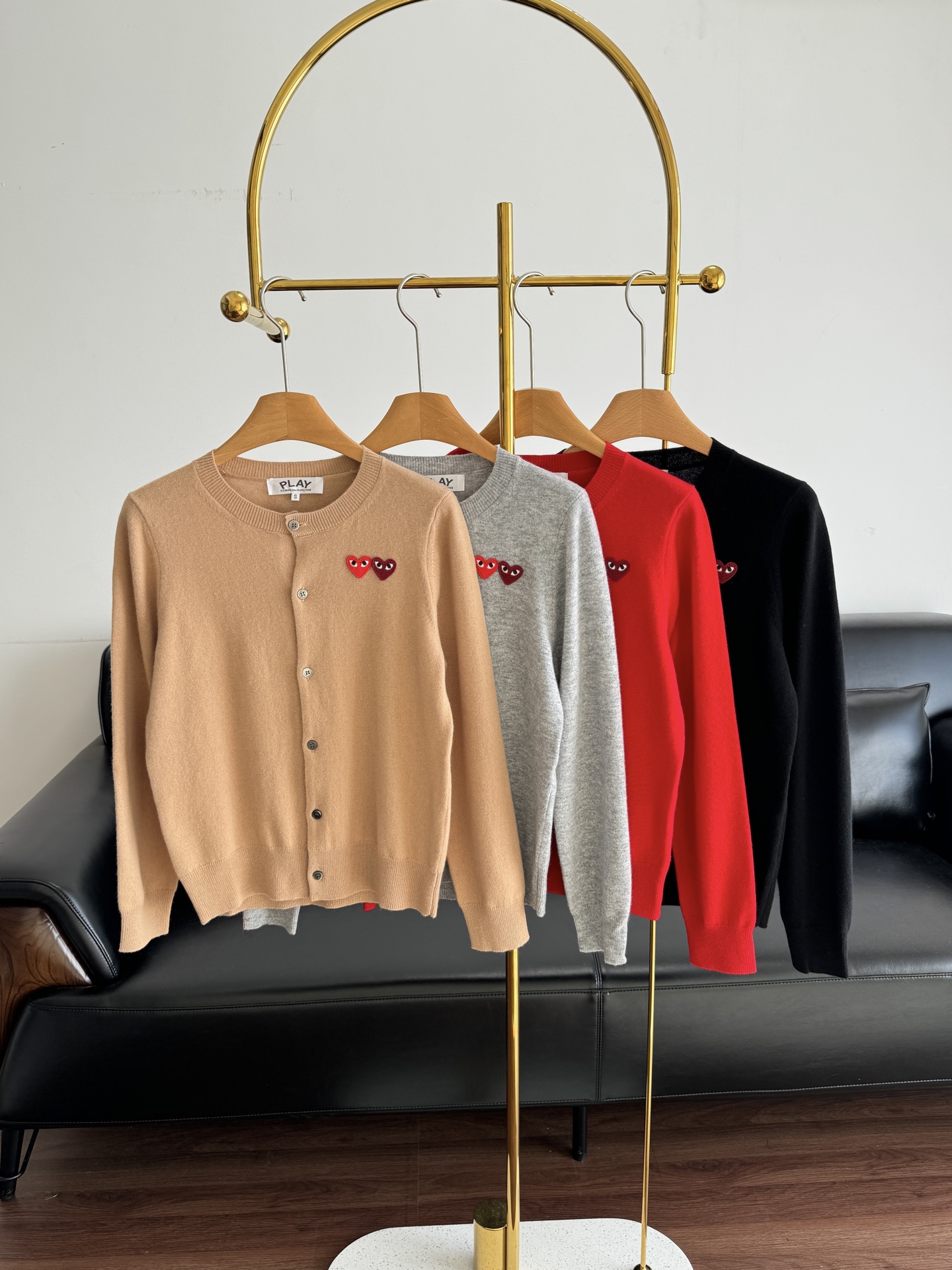 NO:650161,——play Kawakubo Rei Love Embroidered Wool Round Neck Cardigan This can be said to be a veritable classic and versatile evergreen style. This cardigan will never be eliminated from your wardrobe year after year!  Made of 70% wool and 30% cashmere, the velvet feel strongly distinguishes the market version!  Good resilience!  It is light and thin but has texture, and it hangs with ribs. It is very soft and waxy when worn on the body, and is skin-friendly and comfortable!  Give you an unprecedented comfortable experience!  The twist buckle is made of pure natural shell polishing. It has a bright luster and shows different colors at different light angles. It is very exquisite!  The classic love embroidery pattern on the chest is completed in one step using cherry blossom embroidery single-needle embroidery imported from Japan, and then hand-sewn by workers on the clothes, highlighting the brand's characteristics in every detail!  Only by wearing it can you appreciate its beauty!  Whether it is paired with a gauze skirt or jeans, it can be matched with any combination. How to look good~ Size sml gray khaki black red, skirts, jeans, alexander wang19860909——play川久保玲 爱心刺绣羊毛圆领开衫 这款可以说是名副其实的经典百搭长青款,即使年复一年 这件开衫也不会从你的衣橱里被淘汰！ 采用70羊毛30羊绒,绒感强烈区分市场版本！回弹力好！轻薄但有质感,垂坠有筋骨,穿在身上菲常软糯,亲肤舒适！给你前所未有的舒适体验！ 扭扣采用纯天然贝壳打磨制作,光泽亮丽,光线角度不同展现出不同的色彩,非常精美！ 胸前经典的爱心刺绣图案, 采用日本进口樱花绣单针刺绣一步到位完成, 再由工人纯手工缝制于衣服上, 在细节处彰显品牌特质！ 只有穿在身上才能体会它的美好！不管是配纱裙和牛仔裤,都是可以搭配的 怎么搭怎么好看～ 码数sml 灰色 卡其 黑色 红色,,skirts,jeans,alexander wang,Women's clothing