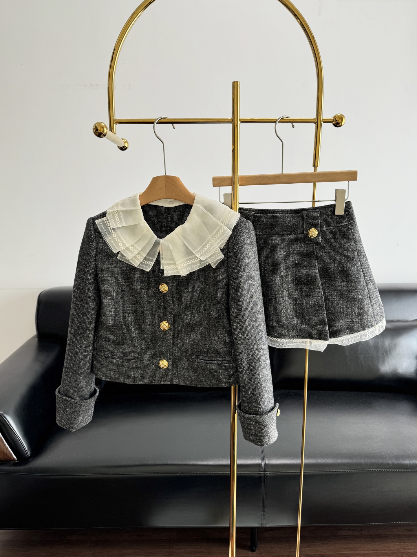 NO:651176,——Le Fame small fragrance suit made of sheep wool fabric!  Retro palace style suit with doll collar jacket + A-line short skirt. The Korean style is perfect for the delicate and elegant. The floral gray textured fabric has its own high-end nobility. The lace adds a sense of femininity. The whole thing is full of a ladylike atmosphere. Size S-M-L,,skirts,jackets & coats,alexander wang19860909——Le Fame小香风套装 绵羊毛面料！复古宫廷风套装娃娃领外套+A字摆短款半裙 在精致与优雅的结界里韩系千金风狠狠拿捏 花灰色肌理感面料自带高级贵气 蕾丝花边又添了份柔美感 一整个把名媛氛围感拉满 码数S-M-L,,skirts,jackets & coats,alexander wang,Women's clothing