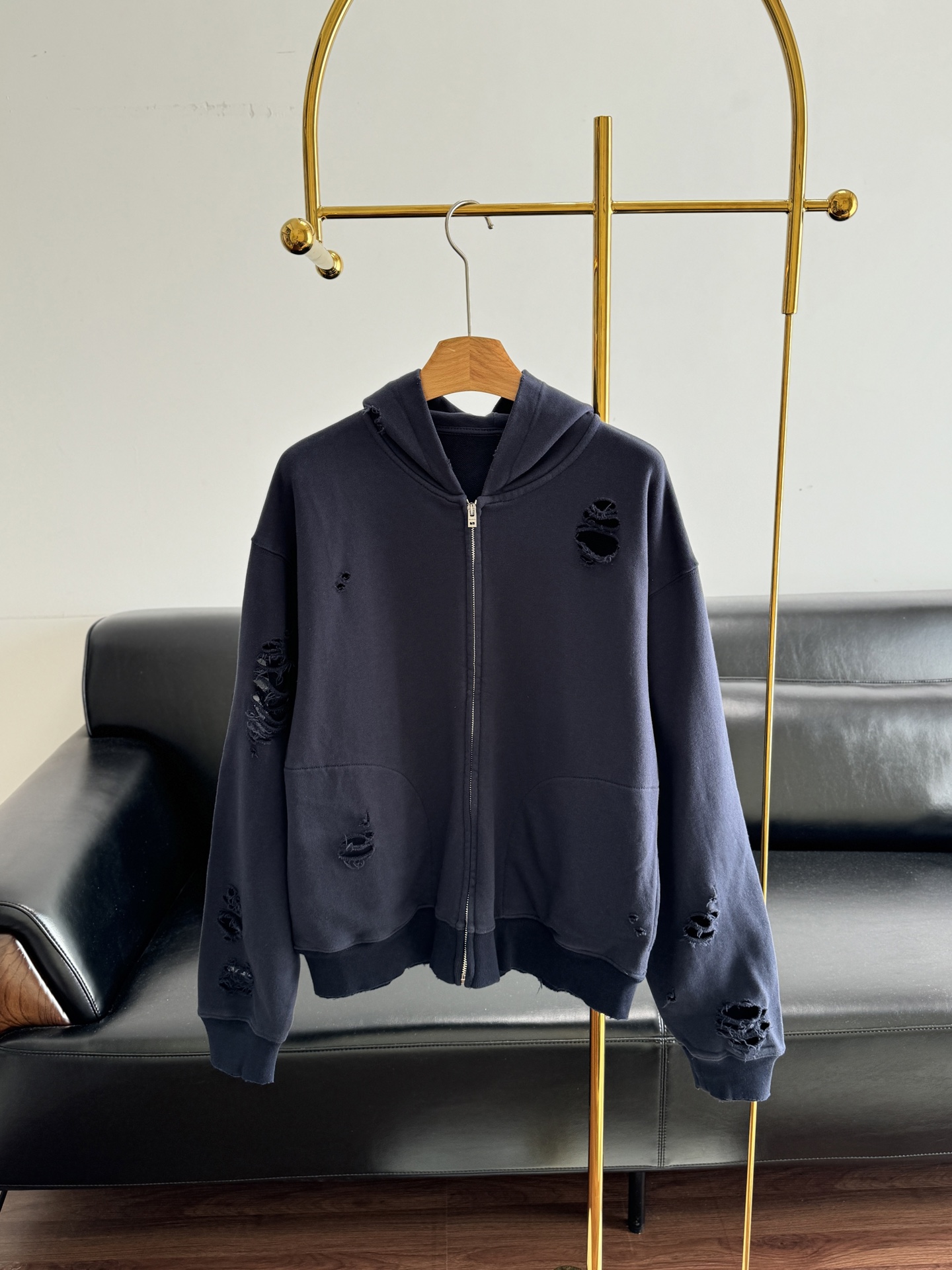 NO:651162,——Acne Studios hooded zipper sweatshirt made of pure cotton!  The hooded sweatshirt perfectly interprets the 'old enough' fashion. The large-area retro logo print on the back and the casual hole details give it a 'broken sense of luxury' at a glance. It is relaxed and casual, but people can't help but look at it more. Size sml,,acne studios,dior,hoodie,sweatshirts,hats,alexander wang19860909——Acne Studios 连帽拉链卫衣 纯棉面料！连帽卫衣完美诠释了'旧得刚刚好'的时髦 背后大面积复古logo印花配上随性破洞细节一眼就有那种'坏掉的高级感' 松弛,随性,却又让人忍不住多看几眼 码数sml,,acne studios,dior,hoodie,sweatshirts,hats,alexander wang,Women's clothing