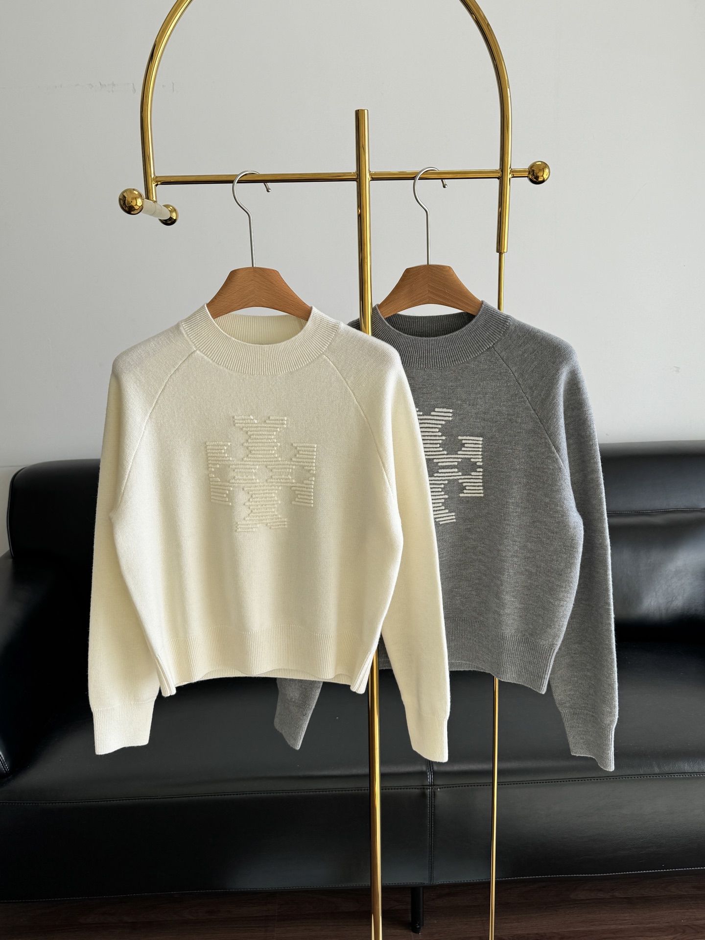 NO:651185,——Tory Burch 2025 autumn and winter series logo sweater, good news for knitting control!  So beautiful!  wool!  tb's knitted items are very practical and can be easily integrated into your daily wardrobe. A simple knitted sweater can be paired with jeans to create a casual look, or it can be paired with a skirt or suit pants to create a sophisticated and elegant office style. It can be said to be the best choice for 'long-termism' matching. Size sml off-white gray, burberry, skirts, jeans, business suit, alexander wang19860909——Tory Burch 2025秋冬系列logo针织衫 针织控福音！美到犯规！ 羊毛！tb的针织单品极具实穿性,很容易融入日常衣橱.一件简单的针织衫可以搭配牛仔裤打造休闲造型,也可以搭配半身裙或西装裤呈现精致优雅的办公室风格.可谓是「长期主义」搭配的最佳选择哦 码数sml 米白 灰色,,burberry,skirts,jeans,business suit,alexander wang,Women's clothing