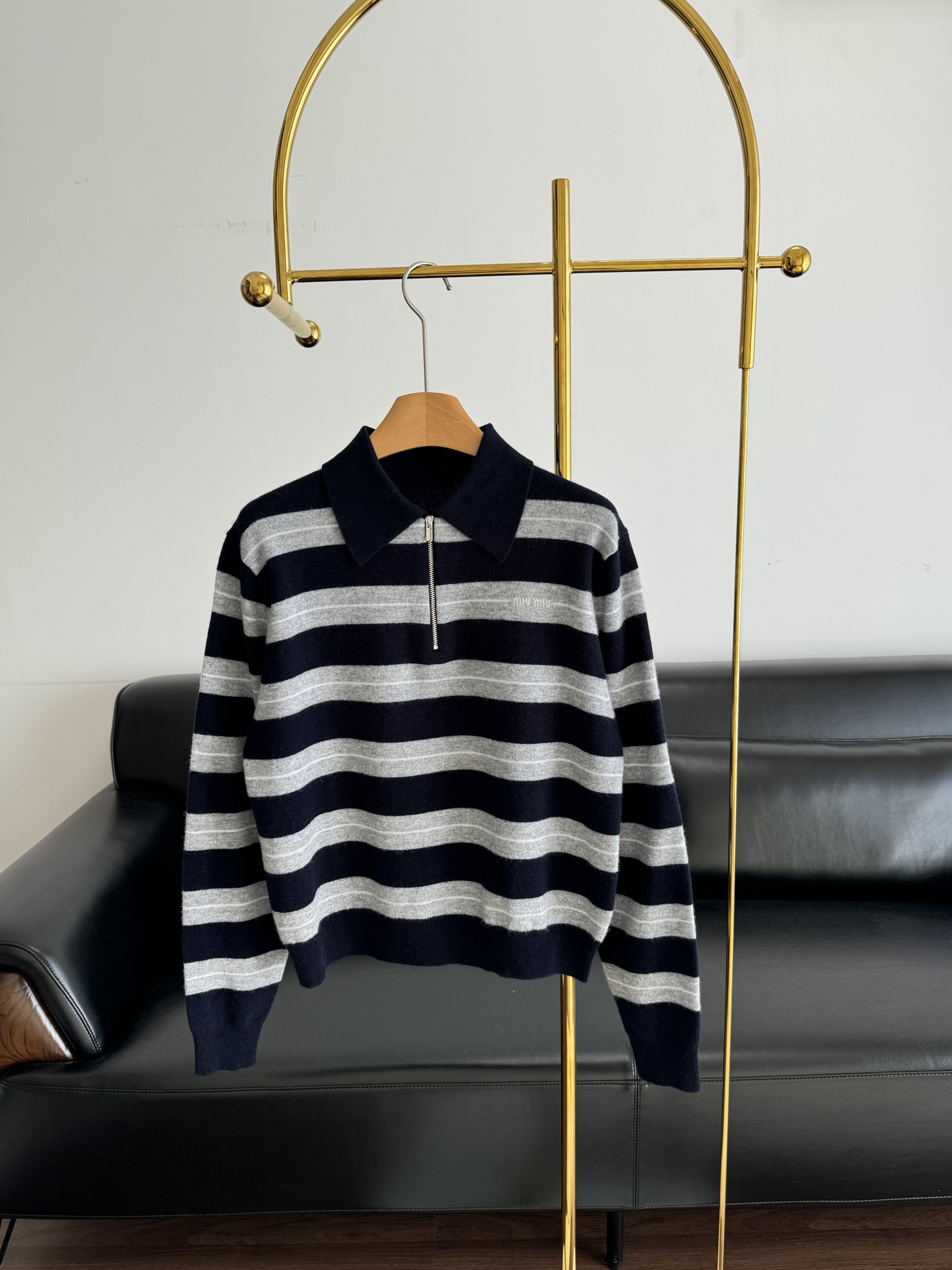 NO:651173,——Miu Miu striped half-zip sweater cashmere fabric!  The striped long sleeves directly hit the aesthetic mark~ The low-saturated color scheme brings a low-key elegance, and the zipper lapel design is full of looseness. It looks good when worn alone or layered, hiding the flesh and making you look slimmer. It has a highly recognizable tone!  Code number sml,,miumiu,alexander wang19860909——Miu Miu 条纹半拉链针织衫 山羊绒面料！条纹长袖直接戳中审美~低饱和配色自带低调贵气,拉链翻领设计版型裹满松弛感,单穿叠穿都好看藏肉显瘦,自带高辨识度的调调！ 码数sml,,miumiu,alexander wang,Women's clothing