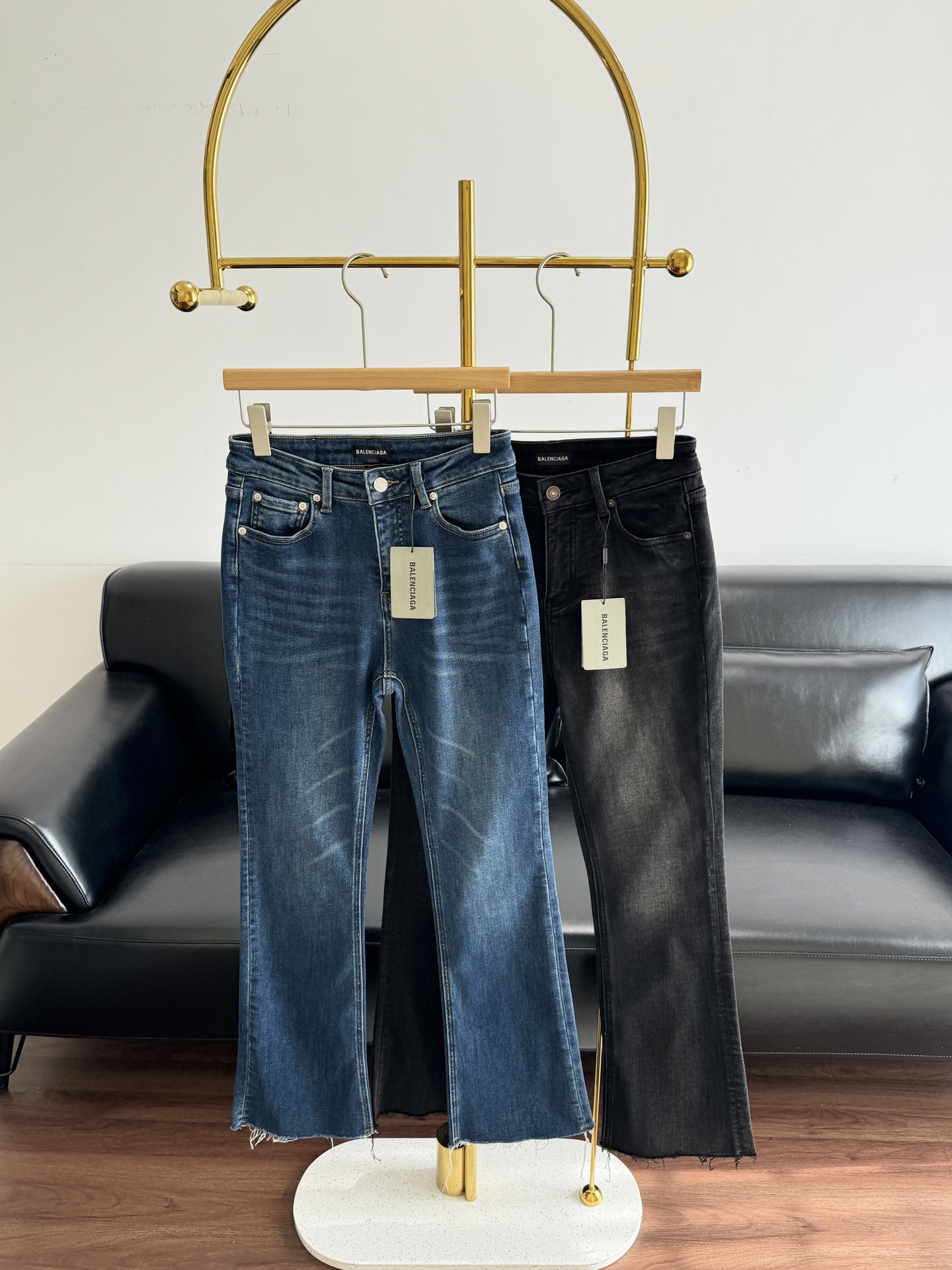 NO:651207,——Balenciaga’s 2025 autumn and winter new elastic brushed bell-bottom pants are the top version, made of pure cotton denim fabric, YB customized hardware, double enzyme washing to fix the color. Fine workmanship, high-end quality, super correct version, great upper body effect, fashionable and versatile, and full of high-end feeling!  Bell bottoms are elegant and sophisticated!  One is good news for lazy people, and the other is a refined tool. Size 26-30, blue, black and gray, balenciaga, alexander wang19860909——巴黎世家 2025秋冬新品弹力磨毛喇叭裤 顶级版本,选用纯棉牛仔面料,五金YB定制,双重酵素洗水固色 做工精细,高端品质,版型超级正,上身效果棒棒的,时尚百搭看上高级感满满！ 喇叭裤是优雅的精致！ 一条是懒人福音,一条是精致利器. 码数26-30 蓝色 黑灰,,balenciaga,alexander wang,Women's clothing