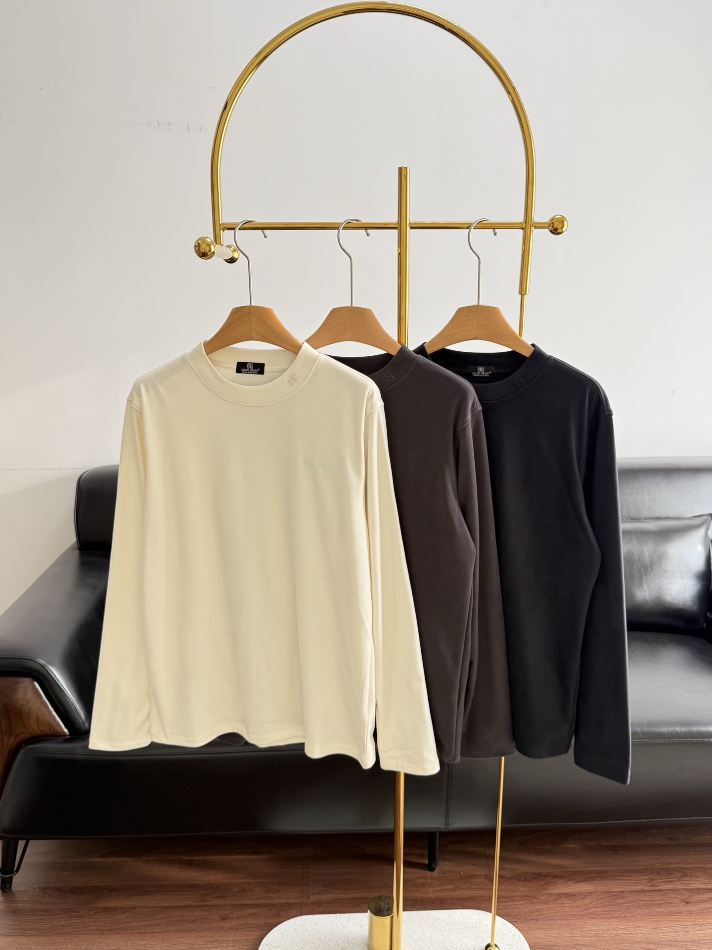 NO:651191,——KOLON SPORT Winter outdoor men's turtleneck brushed long-sleeved T-shirt is very suitable for autumn and winter. It cleverly combines outdoor functionality with daily comfort.  This high-neck inner layer is mainly made of imitation cashmere texture, giving you a skin-friendly and soft wearing experience. It has excellent elasticity and no sense of restraint when moving. At the same time, the fabric has professional moisture absorption and quick-drying properties, which can quickly take away the sweat generated during exercise and keep the body dry. Its simple design makes it easy to match with various jackets, whether worn alone or as an inner layer. Size m-xxl Color black, gray, white, jackets & coats, tees, t-shirt, alexander  wang19860909——KOLON SPORT可隆户外休闲衣冬户外男士高领磨毛长袖T恤 非常适合秋冬季节,它巧妙地将户外功能性与日常舒适感结合在一起. 这款高领内搭主打仿羊绒质感,为您带来亲肤柔软的穿着体验.它具备出色的弹力,活动时毫无束缚感.同时,面料拥有专业的吸湿速干性能,能快速带走运动时产生的汗气,保持身体干爽.其简约的设计让它能轻松搭配各种外套,无论是单穿还是作为内搭都很有型. 码数m-xxl 颜色黑色,灰色,白色,,jackets & coats,tees，t-shirt,alexander wang,Women's clothing