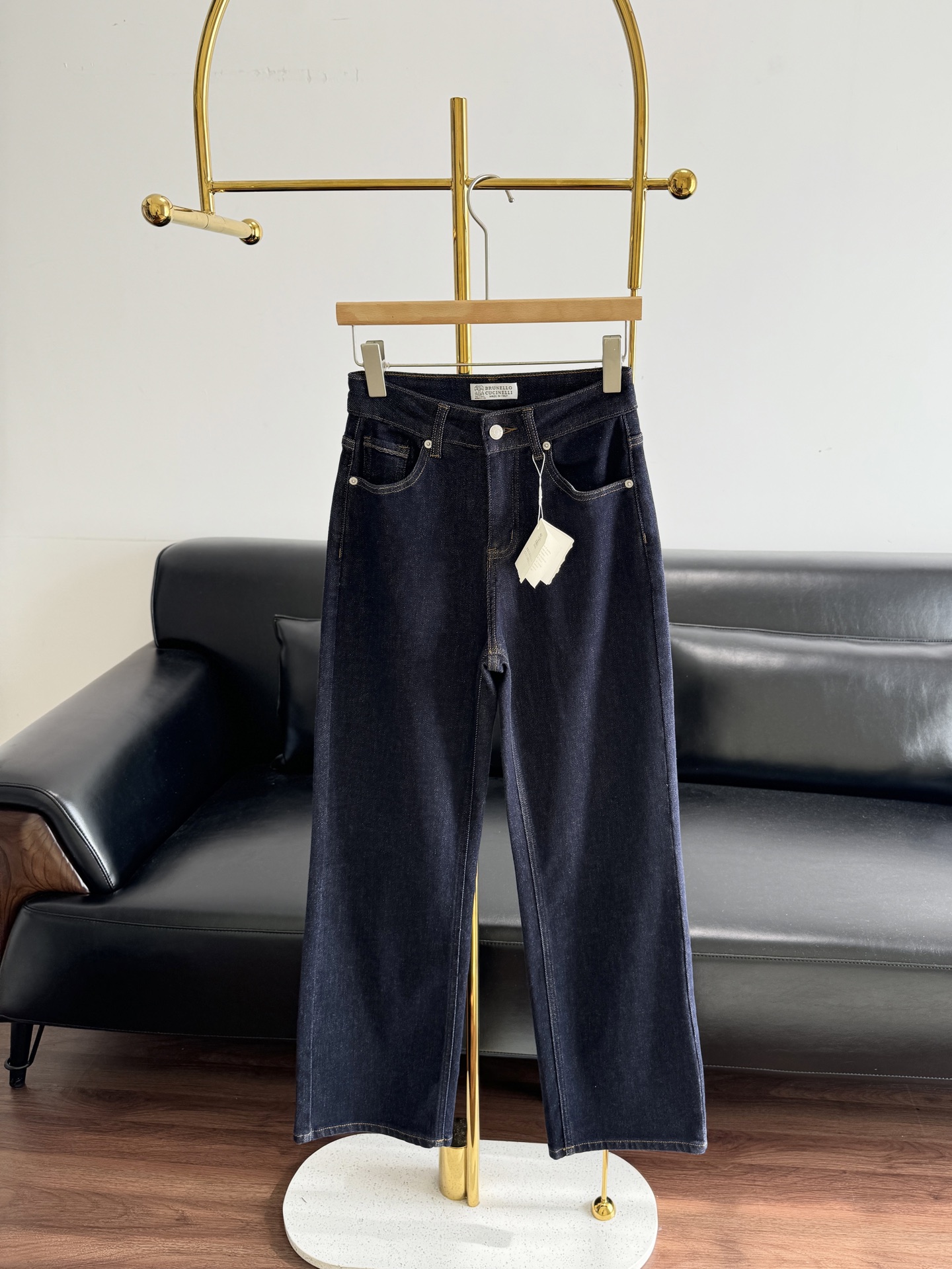 NO:652480,——BC straight-leg regular jeans made of pure cotton!  This one is worth collecting!  The three-dimensional effect is visible to the naked eye!  Straight-leg trousers have the right shape and look stylish on anyone who wears them. It has nothing to do with your own leg shape!  You can always trust BC’s aesthetics!  The style is so stunning that you will be amazed!  !  You don’t have to be picky about your height, the point is, these jeans are particularly good at loosening up!  !  Code number s-xl,,jeans,alexander wang19860909——BC 直筒常规款牛仔裤 纯棉面料！这条是值得收藏的！肉眼可见的立体感啊！直筒版型裤型到位,谁穿都一样有型,跟自身的腿型就没啥关系了！你可以永远相信bc的审美！版型惊艳的程度上身会感叹！！不挑身高,重点是,这条牛仔裤特别懂松弛感！！ 码数s-xl,,jeans,alexander wang,Women's clothing