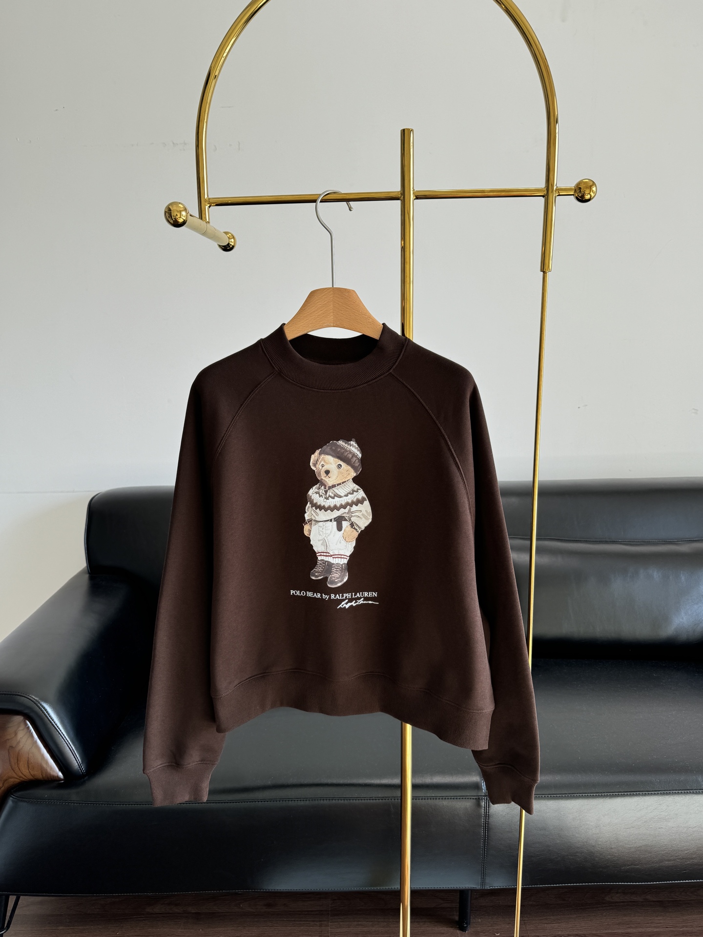 NO:652446,——Ralph Lauren fleece bear sweatshirt, warm and comfortable, made of brown cotton for daily casual use. The soft fufu cartoon bear hoodie is so comfortable that you don’t want to take it off~ The thick fleece fabric inside feels as fluffy and elastic as a cloud. It is skin-friendly and breathable. It doesn’t have the rough feeling of ordinary sweatshirts. The loose oversize version is very tolerant to the body. It looks good no matter how you wear it~ There is a super cute cartoon bear pattern on the front of the sweatshirt.  The simple color matching with cartoon elements is not too childish but has a 'sweet but not greasy' girly feeling! The cuffs and hem are slightly elastic threaded closures, which will not pinch the flesh and are windproof. Early autumn is really inseparable from this kind of comfortable and good-looking sweatshirt!  Looks great when worn alone, size s-xl, versace, hoodie, sweatshirts, hats, alexander wang19860909——拉夫劳伦 加绒小熊卫衣 保暖舒适棕色棉质日常休闲 软fufu卡通熊连帽衫舒服到不想脱~ 内里厚实的加绒面料,摸起来像云朵一样蓬松有弹性贴身穿亲肤又透气,完全不会有普通卫衣的粗糙感宽松的oversize版型对身材包容性ju强 怎么穿都好看~卫衣正面是超可爱的卡通熊图案 简约的配色搭配卡通元素,不会过分幼稚反而有种“甜而不腻”的少女感! 袖口和下摆是微弹的螺纹收口,不会勒肉还能防风早秋真的离不开这种舒服又好看的卫衣！单穿内搭都好看, 码数s-xl,,versace,hoodie,sweatshirts,hats,alexander wang,Women's clothing