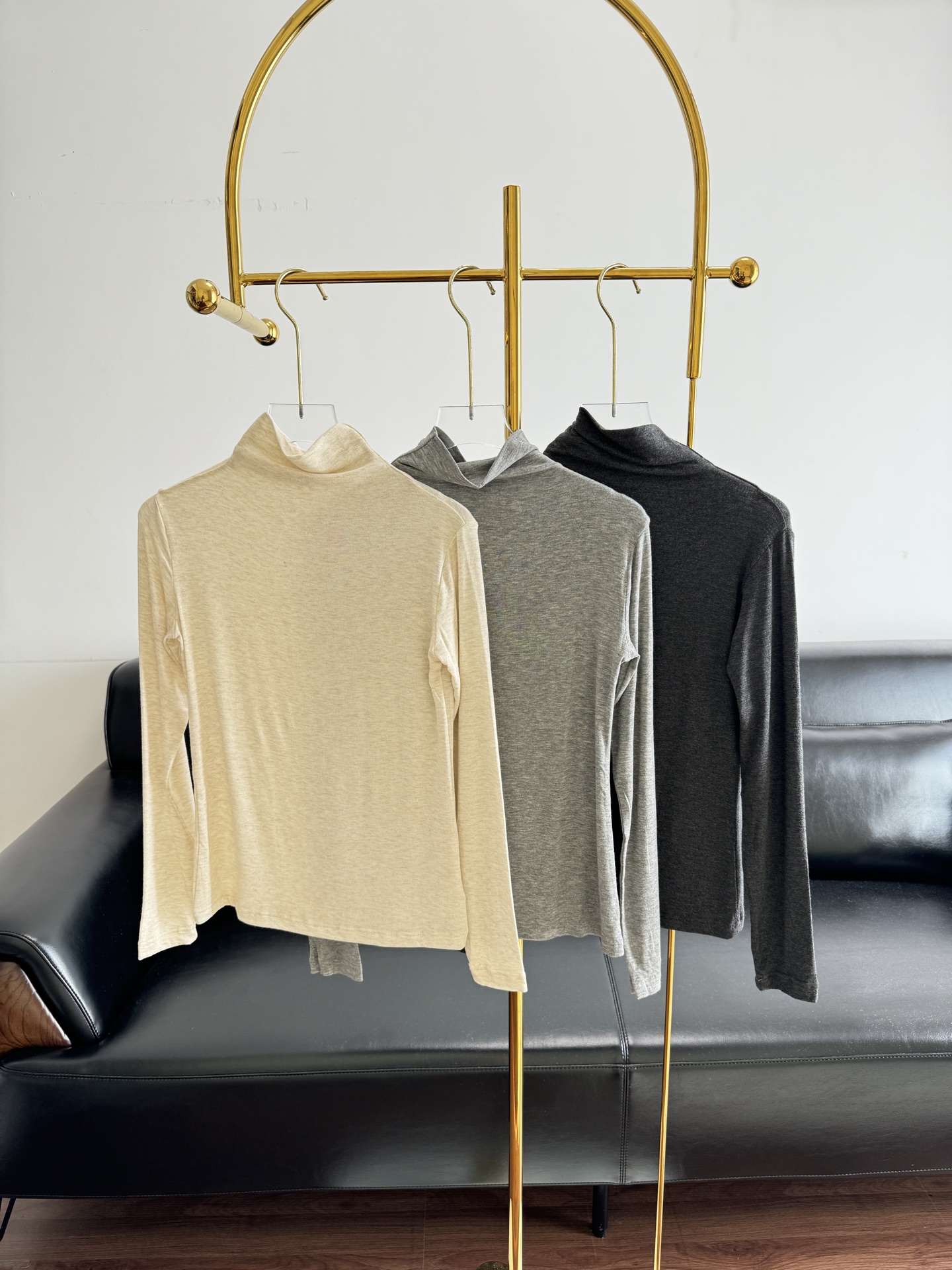 NO:652450,——M's High Collar Cashmere Bottoming Sweater Kashmiri cashmere, produced in rare quantities, is also known as 'fiber diamond' and 'soft gold'. It selects high-quality cashmere with a length of more than 38 mm and a fineness of less than 15 microns. It is woven by Japan's Shima Seiki WHOE-GARMENT, 3D three-dimensional molding, ultra-lightweight, and no weight on the body!  It is as soft and waxy as a cloud, close to the skin, like a second layer of skin, with just the right amount of fluffiness to make it gentle and lazy!  Regular basic model, high elasticity, can be worn as a base layer, no pressure to match, classic four colors, suitable for all kinds of clothing matching, instantly transform into a white-collar lady!  Size m l off-white light gray dark gray, gold, alexander wang19860909——M家中高领羊绒打底衫 克什米尔羊绒,产量稀少,又称“纤维钻石”、“软黄金”,甄选长度38毫米以上,细度15微米以下的优质羊绒,日本岛精WHOE-GARMENT机织,3D立体成型,超轻量,穿上身无负重感！云朵般柔软轻糯,贴身亲肤,犹如第二层肌肤,恰到好处的蓬松感拿捏温柔与慵懒！常规基础款,高弹,外穿打底均可,搭配无压力,经典四色,适合各种服饰搭配,秒变白领气质女！ 码数m l 米白 浅灰 深灰,,gold,alexander wang,Women's clothing