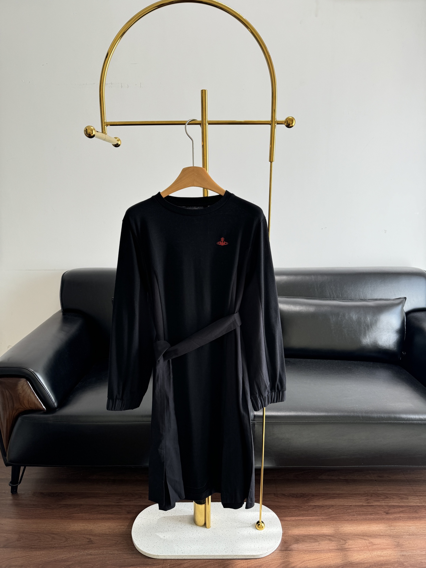 NO:652496,——Vivienne Westwood Black Dress This black dress is from Vivienne Westwood, with the red Saturn logo on the chest that is very recognizable! High-quality cotton material, soft and comfortable, loose fit + belt design, you can adjust the body proportions at will, and easily create a lazy or elegant style. It can be easily managed in daily casual or formal occasions, and it looks great with boots or high heels~ Size sml, boots, high heels, skirts, alexander wang19860909——VivienneWestwood黑色连衣裙 这款黑色连衣裙来自Vivienne Westwood,胸前红色土星Logo超有辨识度!高品质棉料,柔软舒适,宽松版型+腰带设计,随心调节身形比例,轻松打造慵懒或优雅风格.无论日常休闲还是正式场合都能轻松驾驭,搭配靴子或高跟鞋都很出彩~ 码数sml,,boots,high heels,skirts,alexander wang,Women's clothing