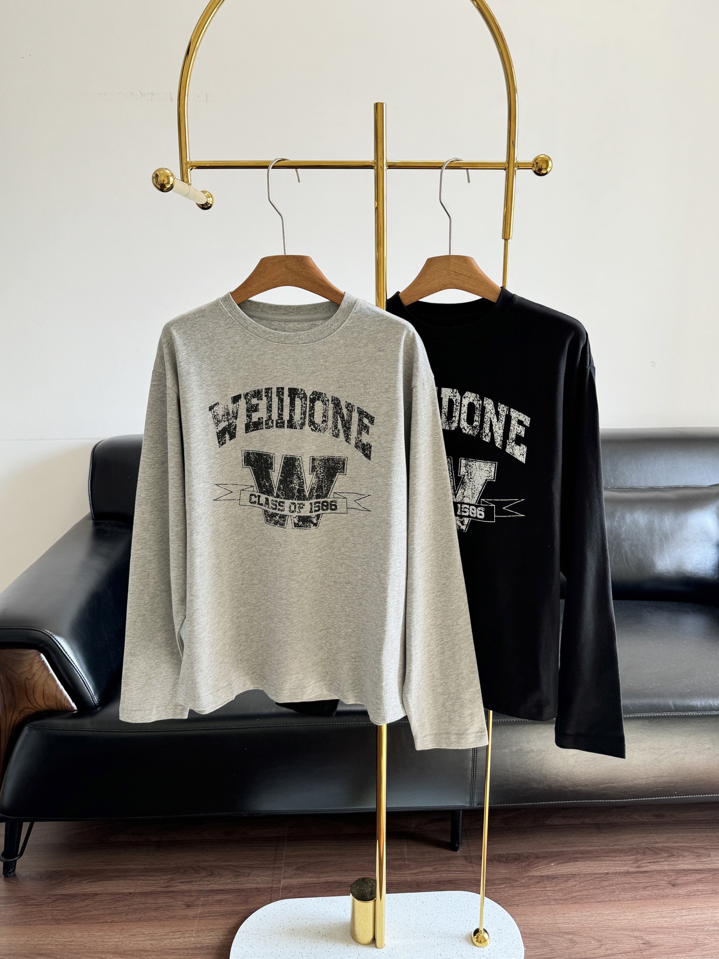 NO:653889,——WE11DONE 25SS, same style for men and women, letter printed long sleeves, pure cotton fabric!  A representative work that perfectly combines street fashion and college style. Same style for men and women!  It’s really atmospheric!   Simple without losing the sense of design, lazy and casual!  Just pair it with a pair of jeans and you'll have a blast of retro casual style!  It has a bit of an American retro feel, with an old and mottled print design and a loose shoulder design. It has a strong trendy feel when worn casually~~ Korean-style relaxed dressing formula. It is simple, easy to copy and effortless. Whoever wears it will look beautiful and handsome in the atmosphere. Color: gray, black. Size: sml,,jeans,alexander wang19860909——WE11DONE 25SS男女同款 字母印花长袖 纯棉面料！街头潮流与学院风格完美结合的代表之作.男女同款哈！真的太有氛围感了！  简约又不失设计感,慵懒随性！ 你们就随便搭配一条牛仔裤 都好看到爆炸古休闲风！他是有点美式复古的感觉 ,做旧斑驳的印花设计加上宽松落肩设计,随便一穿就有浓郁的潮流feel~~韩里韩气的松弛感穿搭公式 简单好抄不费力,谁穿谁是氛围感美女帅哥 颜色灰色 黑色 尺码sml,,jeans,alexander wang,Women's clothing