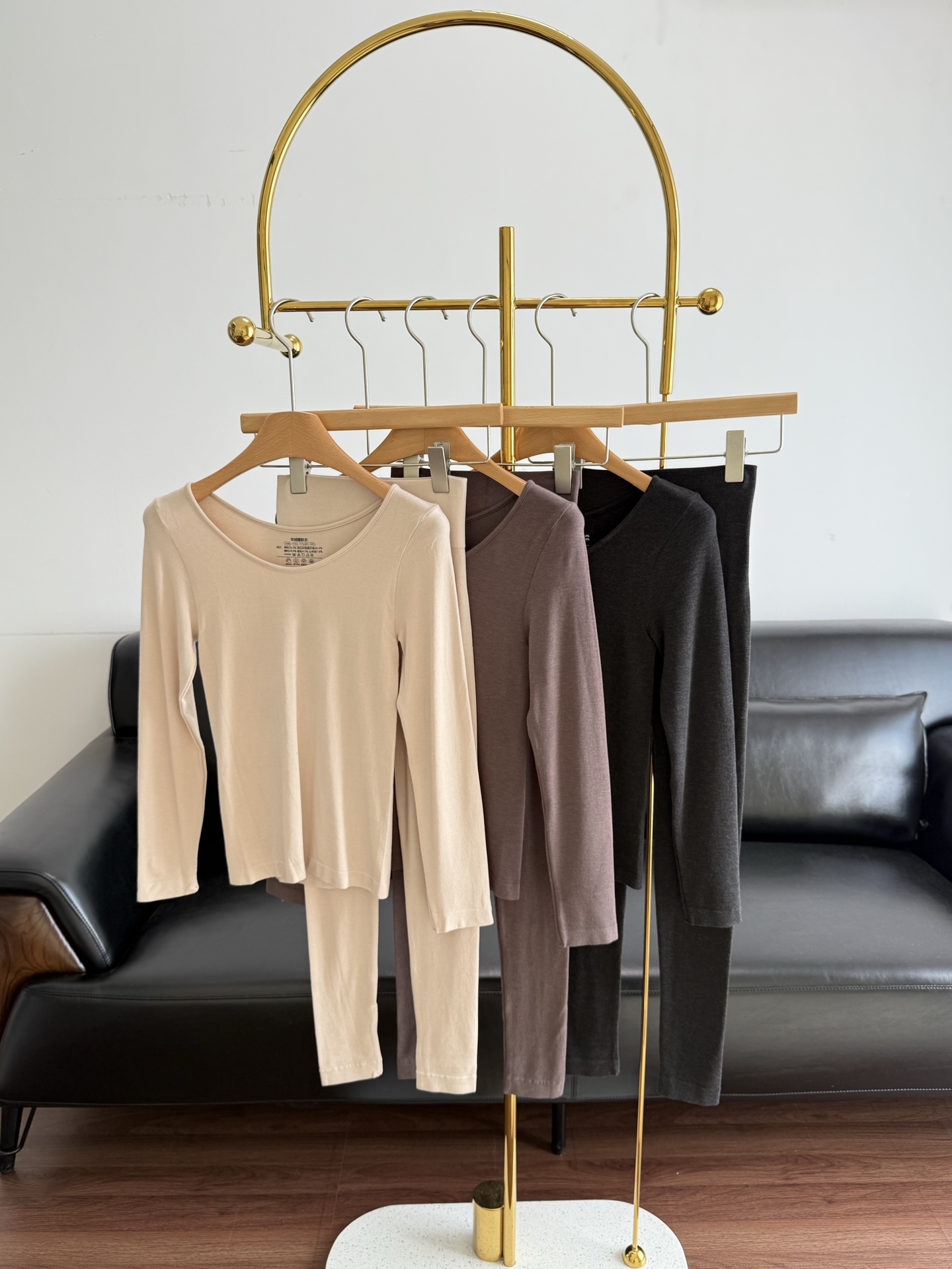 NO:653866,——The new MaxMara seamless double-sided brushed thermal suit has high temperature and thickness without being bulky!  A must-have item for autumn and winter, like wearing a warm baby!  Extremely slim!  So light!  Great warmth!  When you put it on, it feels like a small stove and your whole body is warm. People who are afraid of the cold can really enter it with their eyes closed!  It can be worn in both the south and the north, especially in the north. It can be worn as a top as a base layer in a heated room. It’s really great. It unlocks the comfort and body feel in cold winter, the thoughtful design, seamless tailoring, and the high-rebound slim fit. I really love it!  Black, cream skin, coffee three colors,,alexander wang19860909——新品MaxMara无痕双面磨毛保暖套装 温度,厚度 不臃肿！ 秋冬必备单品,像把暖宝宝穿身上！ 巨显瘦！巨轻盈！巨保暖！ 穿上就跟个小火炉一样全身都暖乎乎的 怕冷星人真的可以闭眼入的一款！ 南方北方都可以穿,特别是北方,暖气屋里当个上衣基础打底都可以穿,真的太赞了 解锁寒冬舒适体感,贴心的设计无痕剪裁,高回弹修身版型,真爱呀！ 黑色,奶肤,咖色三个颜色,,alexander wang,Women's clothing