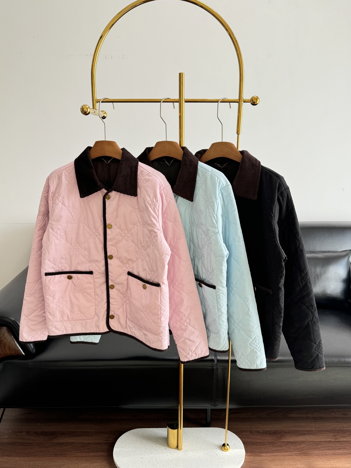 NO:653905,——Louis Vuitto* new patterned cotton jacket made of cotton + nylon fabric!  All-over Monogram Craggy pattern quilting adds elegance. Contrast-colored corduroy collar and trim exude a college atmosphere. Corduroy collar and trim. Snap-button front. Front pockets are decorated with velvet trim and snap buttons. Easily capture the autumn and winter atmosphere. This is an irresistible classic item!  Come on, babies!  Code number 44 46.48.50 blue.black.pink,,louis vuitton,jackets & coats,alexander wang19860909——Louis Vuitto* 新款 老花棉服外套 棉+锦纶面料！全幅 Monogram Craggy 图案绗缝烘托优雅风范 撞色灯芯绒衣领和饰边流露学院气息 灯芯绒衣领和饰边 按扣前襟 前袋饰有丝绒镶边和按扣 轻轻松松拿捏秋冬氛围感是无法抗拒的经典单品！宝宝们赶紧行动吧！ 码数44 46.48.50 蓝色.黑色.粉色,,louis vuitton,jackets & coats,alexander wang,Women's clothing