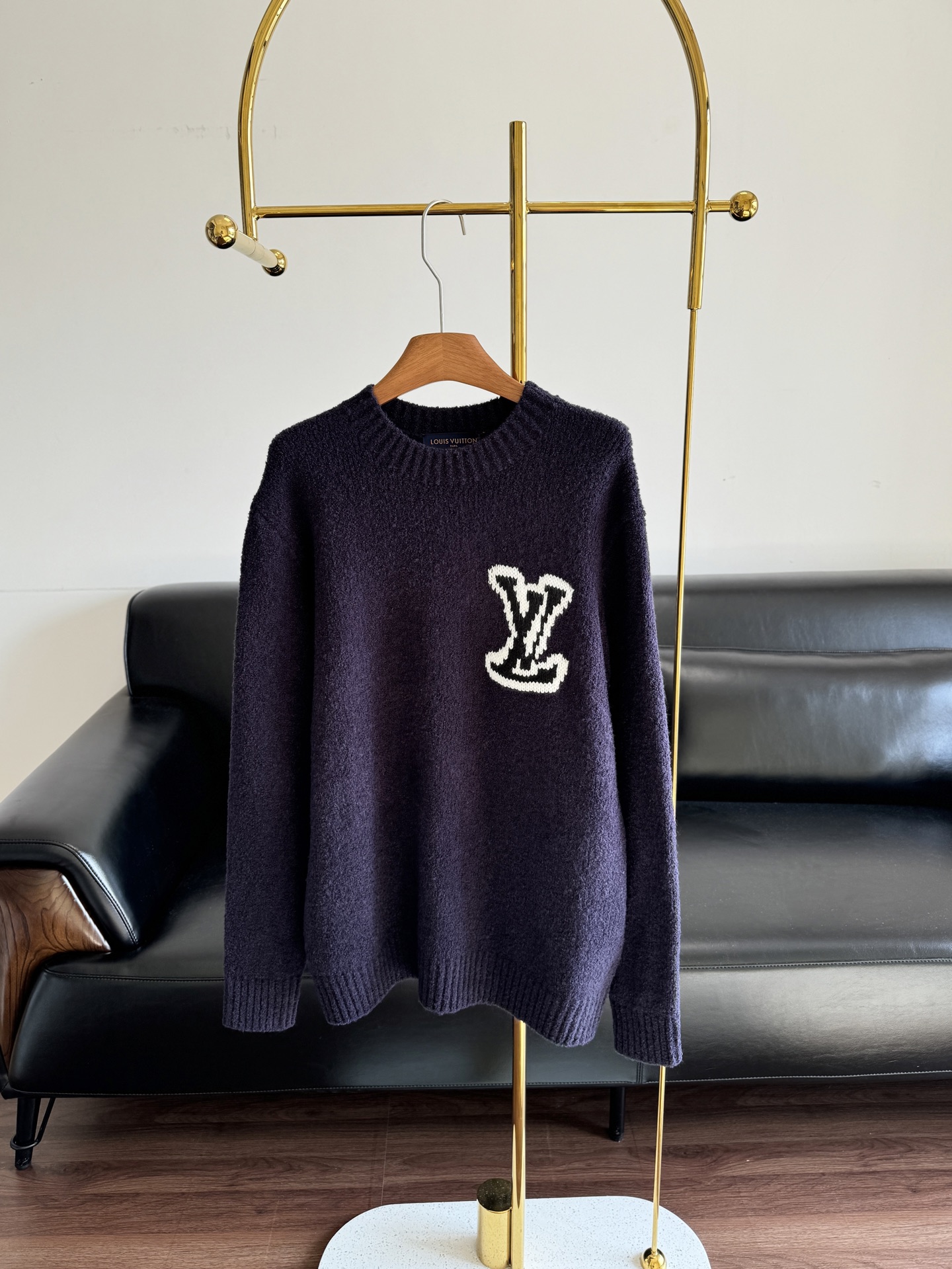 NO:653873,——Louis Vuitton Louis Vuitton knitted large logo pullover sweater. Sheep wool fabric is full of texture. Comfortable and close to the skin. The front panel is decorated with contrasting 1V. The logo is integrated into the knitting. The back panel cleverly presents a mirror effect logo. Just the right design. Unique texture. Refined and dynamic harmony. Lazy and self-contained. The best state for wearing sweaters. Jacquard weaving. An exquisite knitting technology that uses multiple loops to knit on the yarn at the same time. By finely controlling the interweaving of loops.  Realize the fine weaving of the 1V logo and its mirror logo Code number s-xl,,louis vuitton,louis vuitton,sweaters,alexander wang19860909——Louis Vuitton路易威登针织大logo套头毛衣 绵羊毛面料质感十足 舒适贴肤 前幅饰以撞色1V 标识融入针织 后幅巧妙呈现镜像效果标识 恰到好处的设计 独具一格的纹理 精致与动感的调和 慵懒自恰 即穿毛衣最好的状态 ,提花织法 一种精湛的针织技术 使用多个线圈同时在纱线上进行编织 通过精细地控制线圈的交织 实现1V标识与其镜像标识的精细编织 码数s-xl,,louis vuitton,louis vuitton,sweaters,alexander wang,Women's clothing