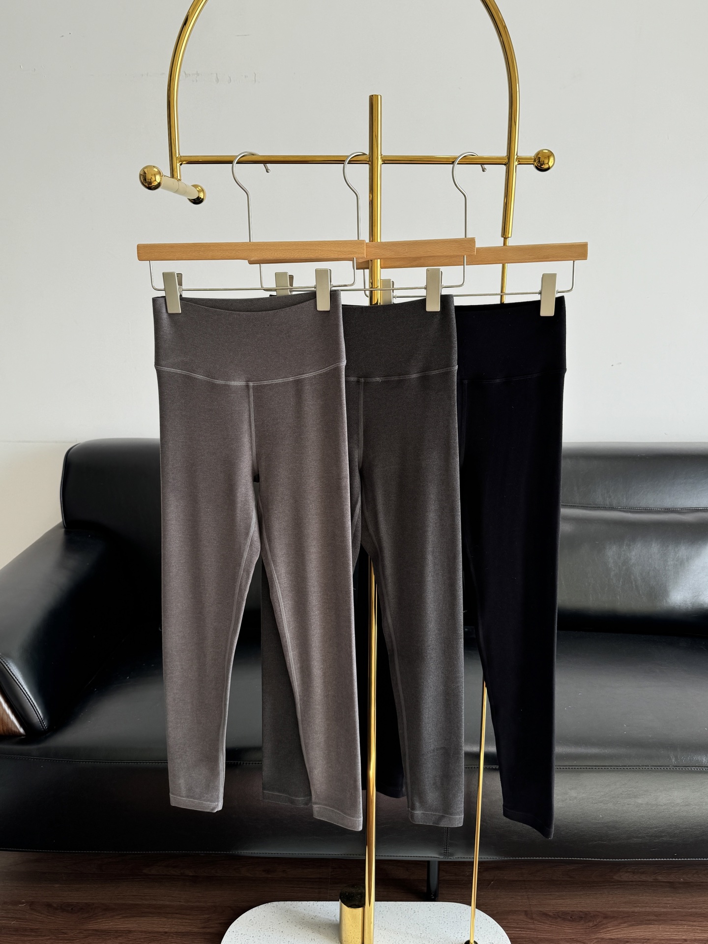 NO:655589,——THE ROW Austrian velvet nine-point leggings, hot velvet yoga warm plastic pants, real imported self-heating double-sided velvet, cashmere touch, integrating hand, body and beauty. Warm velvet pants for autumn and winter, PK any version on the market, truly achieve the original quality, ceiling-level outer wear bottoming new fabric, soft and waxy to a new height, warm and elastic to a new height!  Imported warm shell custom yarn, self-heating microfiber, absorbs the moisture generated by human skin breathing and converts it into heat energy to achieve autonomous heating. Its unique fiber structure forms an air layer, which effectively prevents heat loss and maintains lasting warmth!  Intelligent colors give you a sense of luxury at first glance, and the low-key colors show high-end texture. They are suitable for matching with all kinds of clothing, so you don’t have to worry about matching in autumn and winter!  It is very slim and close to the skin, showing off the figure. The peach buttocks and long legs are easy to hold, perfectly showing the graceful figure. It is a shaping tool and can be controlled naturally!  Three colors: black, dark gray, and medium gray. Medium wears 80 to 105 pounds, L wears 105 to 120 pounds, and XL wears 120 to 140 pounds!  ,,alexander wang19860909——THE ROW奥绒九分打底裤 热绒瑜伽暖塑裤,真正的进口自发热双面绒,羊绒触感,集手感、体感、美感与一体,秋冬暖绒神裤,PK市面任何版本,真正做到原版原品质,天花板级别外穿打底新面料,软糯到新高度,暖弹到新高度！进口暖壳定制纱线,自发热超细纤维,吸收人体皮肤呼吸产生的湿气转换为热能,实现自主发热,其独特的纤维结构形成空气层,有效阻止热量损失,保持持久温暖！智慧色调,一眼贵感,低调色彩展示高级质感,适合搭配各种服饰,让你的秋冬不愁搭配！非常的修身贴肤显身材,蜜桃臀、大长腿轻松拿捏,完美展示曼妙身材,塑形神器,自然驾驭！ 黑色、深灰、中灰三色, M穿80～105斤 L穿105～120斤 XL穿120～140斤！,,alexander wang,Women's clothing