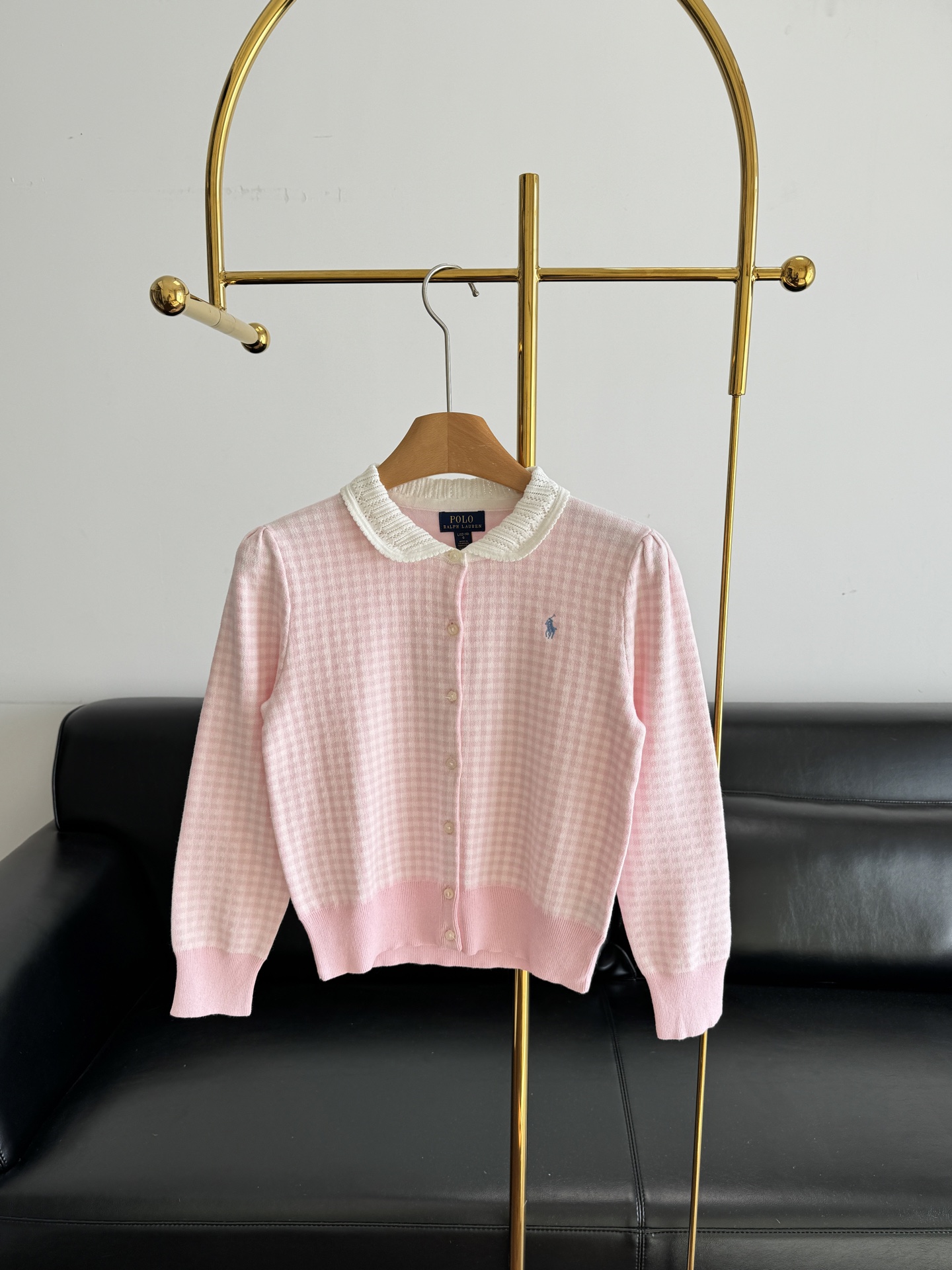 NO:655614,——Ralph Lauren Checkered Cardigan for Kids with Doll Collar Whoever wears it will be a little noble princess!  !  The whole body becomes soft and waxy as soon as the upper body is put on. The sweet girl's outfit is so sweet to the heart, it's really too sweet!  The classic embroidered logo, paired with an exquisite babydoll collar, straight up the college style. It looks great whether paired with a skirt or jeans. Size l xl, skirts, jeans, alexander wang19860909——拉夫劳伦 大童款格纹开衫 娃娃领谁穿谁是小贵族公主！！一上身整个人都变得软软糯糯的.甜妹穿搭直接甜到心坎儿,真的太甜啦！经典的刺绣logo,搭配精致娃娃领,学院风直接拉满,不管配小裙子还是牛仔裤都超级好看. 码数l xl,,skirts,jeans,alexander wang,Women's clothing