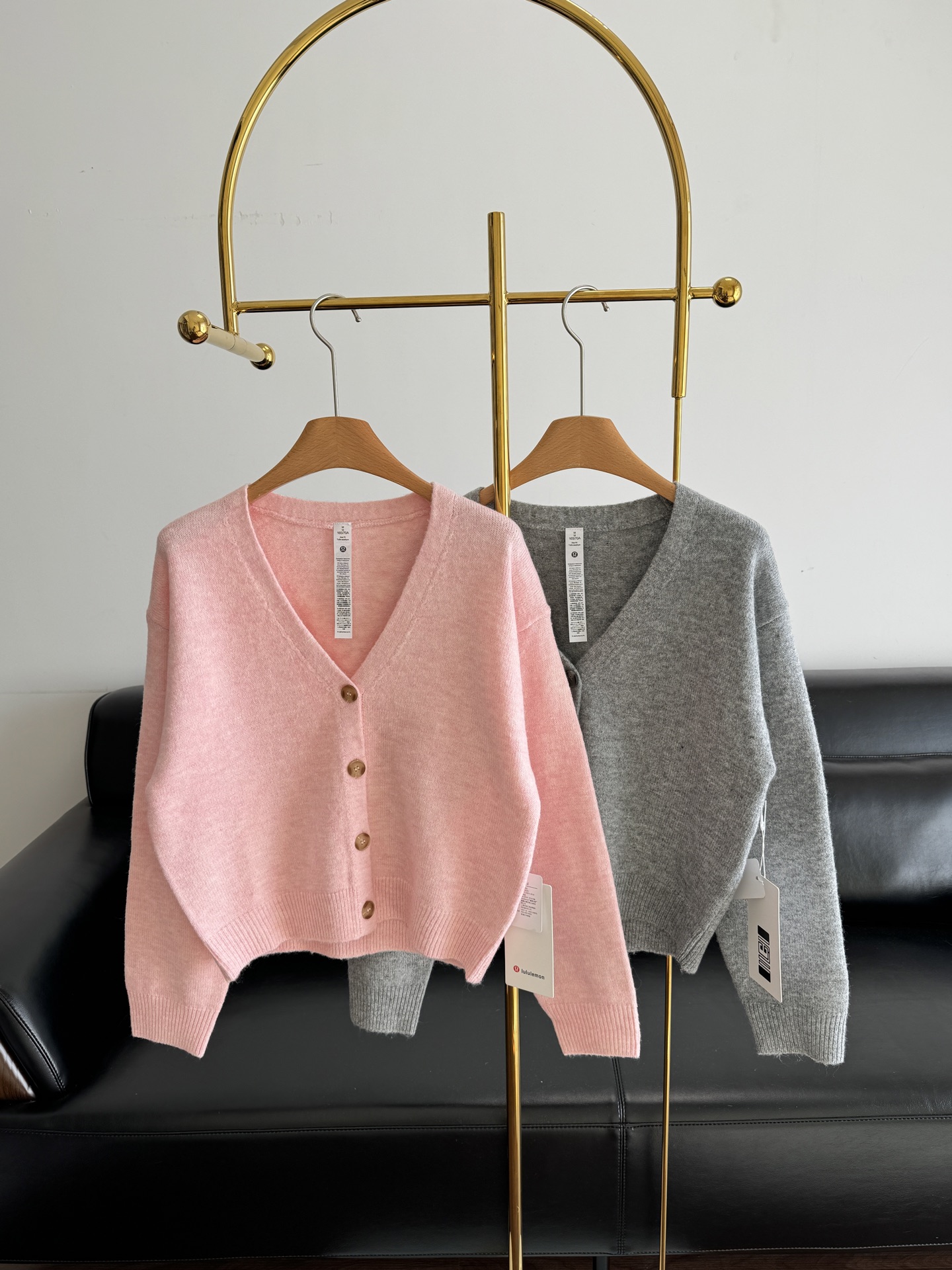 NO:655624,——The lulu V-neck knitted cardigan looks really good on me~ Although it is a simple solid color, the whole style is stunning!  Cotton fabric!  The different fashionable atmosphere will make people's hearts flutter at first glance. The weather is getting colder, so you can prepare sweaters!  The V-neck design shows the charming collarbone and accentuates the slender and charming neck line!  It looks great with any pants or skirt, so wear it now!  Size sml pink gray 2 colors, skirts, sweaters, alexander wang19860909——lulu V领针织开衫 上身真的好看到我了啊~虽然是简单的纯色,但整件版型hin 绝！棉面料！不一样的时髦氛围,让人一眼就心动了～天气逐渐转凉毛衣可以准备啦！ V 领设计,展现迷人锁骨,衬托修长迷人脖颈线条！配任何裤子裙装都好看,赶紧穿起来！ 码数sml 粉色 灰色2个色,,skirts,sweaters,alexander wang,Women's clothing