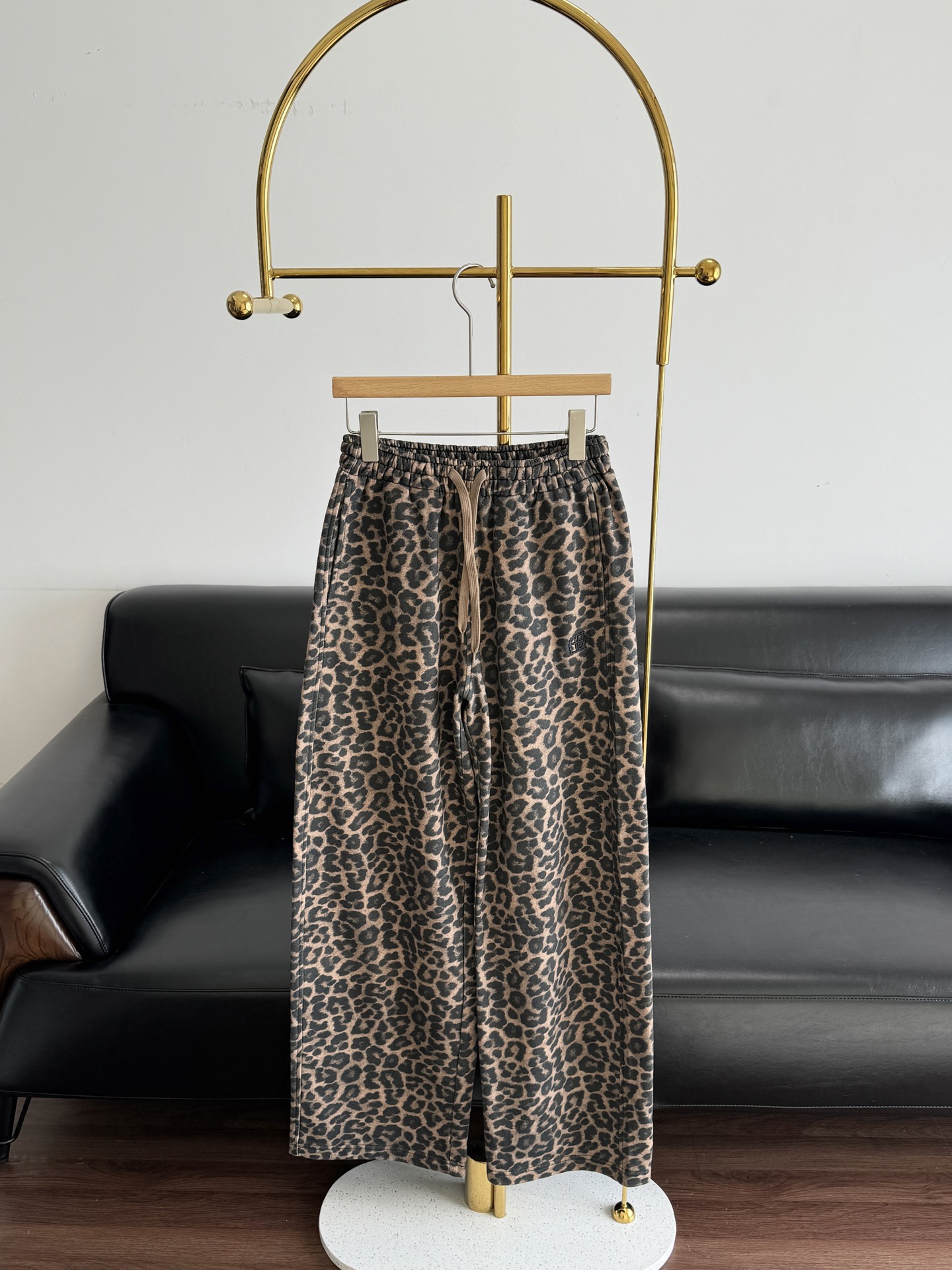 NO:655602,——Leopard print drawstring high-waist thin velvet wide-leg pants adopt classic leopard print, high-waisted elastic design, comfortable and long legs. Loose wide-leg version, good drape, modified leg shape, suitable for various body types. The fabric is soft and skin-friendly, and the lining is thin velvet!  It's OK for daily commuting or leisure! The leopard print element is super fashionable. Pair it with a short top or a loose T-shirt to easily create a lazy street style. It is also suitable for autumn and winter. It is warm and versatile. It is a must-have item in the wardrobe! Size sml, tees, t-shirt, alexander wang19860909——豹纹抽绳高腰薄绒阔腿裤 采用经典豹纹印花,高腰松紧设计,舒适又显腿长 .宽松阔腿版型,垂感好,修饰腿型,适合多种身材.面料柔软亲肤,内里加薄绒！日常通勤或休闲都很OK!豹纹元素超时髦,搭配短上衣或宽松 T恤,轻松打造慵懒街头风.秋冬季节也很适合,保暖又百搭,是衣橱必备单品! 码数sml,,tees，t-shirt,alexander wang,Women's clothing