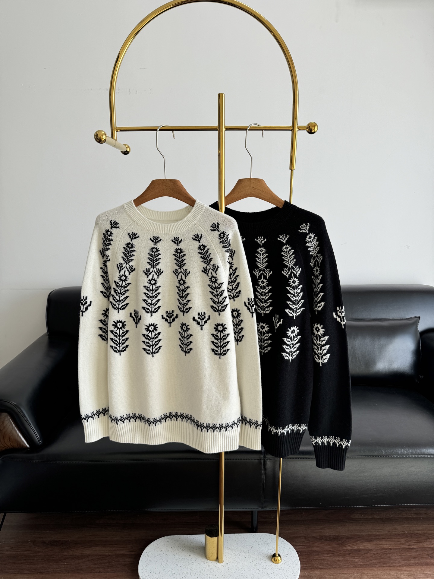 NO:655644,——ERDOS 25th autumn and winter new product Fair Isle sweater. The same French style lazy sweater as the star. It is woven with artistic patterns using Fair Isle retro jacquard. It is relaxed and suitable for the winter atmosphere!  Wool fabric!  It can be easily layered as an inner layer, and can be easily worn with jeans, skirts or coats, and can be seamlessly switched between commuting, daily life and vacation scenes!  Size sml white black,skirts,jeans,alexander wang19860909——ERDOS 25年秋冬新品费尔岛针织衫 明星同款法式慵懒针织衫,以费尔岛复古提花织就艺术感纹样,松弛适配冬日氛围感！羊毛面料！ 可轻松叠穿内搭,搭配牛仔裤、半身裙或大衣都能轻松驾驭,通勤、日常与度假场景无缝切换！ 码数sml 白色 黑色,,skirts,jeans,alexander wang,Women's clothing