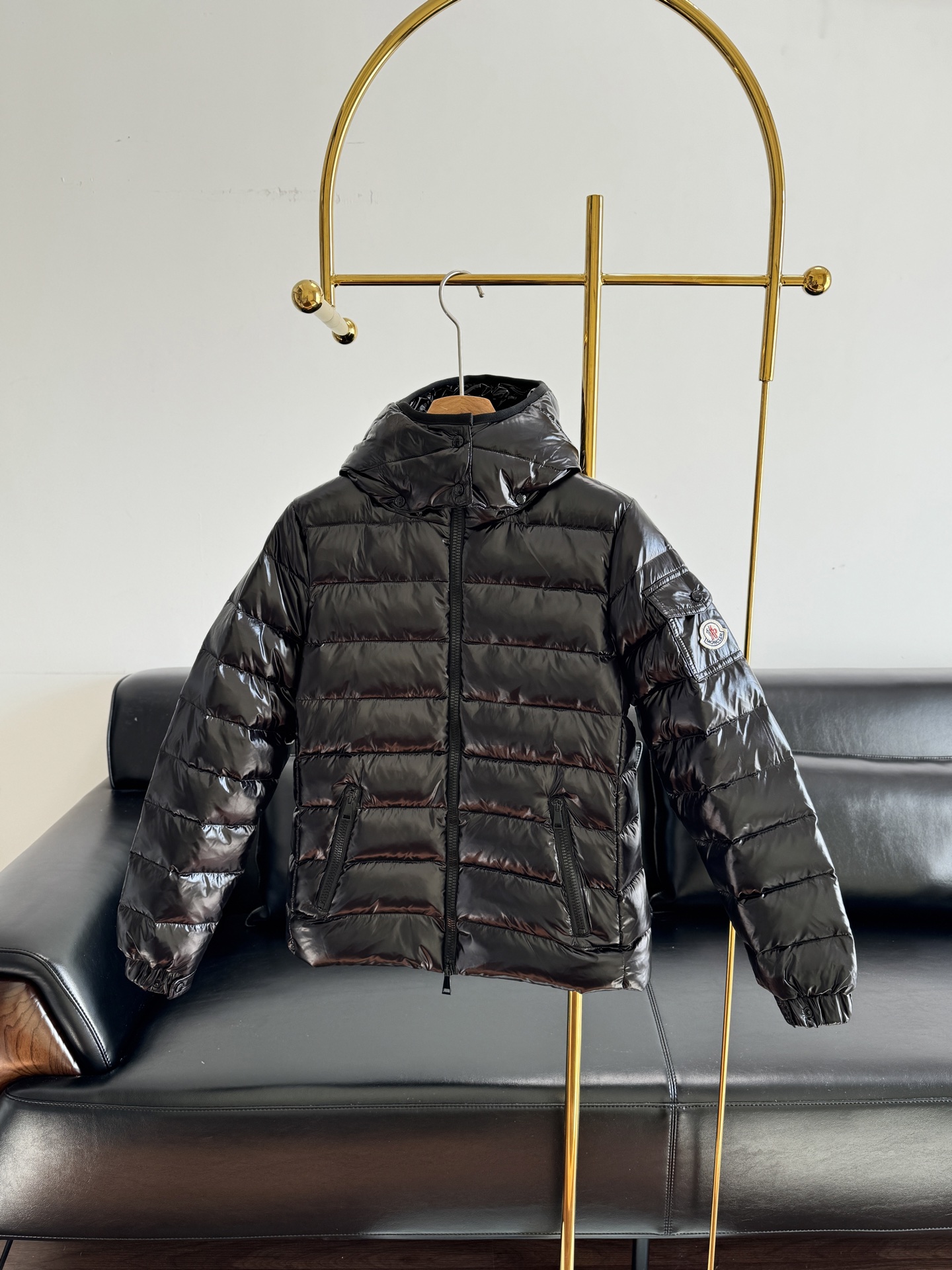 NO:655634,Comes with dust bag - Moncler bady waisted down jacket, the same style as Faye Wong that everyone must have!  90% duck down filling!  The slim and short cut design is clean and neat, and it basically doesn’t matter your height or weight. You will look energetic with any combination, and it is warm without looking bloated!  A good down jacket not only has thermal insulation properties, but also has a concave shape!  !  This winter has both temperature and style. Size 1 2 3 4 5,,down jacket,alexander wang19860909配防尘袋——Moncler bady收腰羽绒服, 人手必备的王菲同款！ 90鸭绒填充！修身短款剪裁设计干净利落 ,基本不挑身高体重 ,随便搭配下都是精神抖擞的,暖和又不会显臃肿！ 一件好的羽绒服不仅仅只是保暖性能 且还能凹造型！！这个冬天温度与风度兼备 码数1 2 3 4 5,,down jacket,alexander wang,Women's clothing