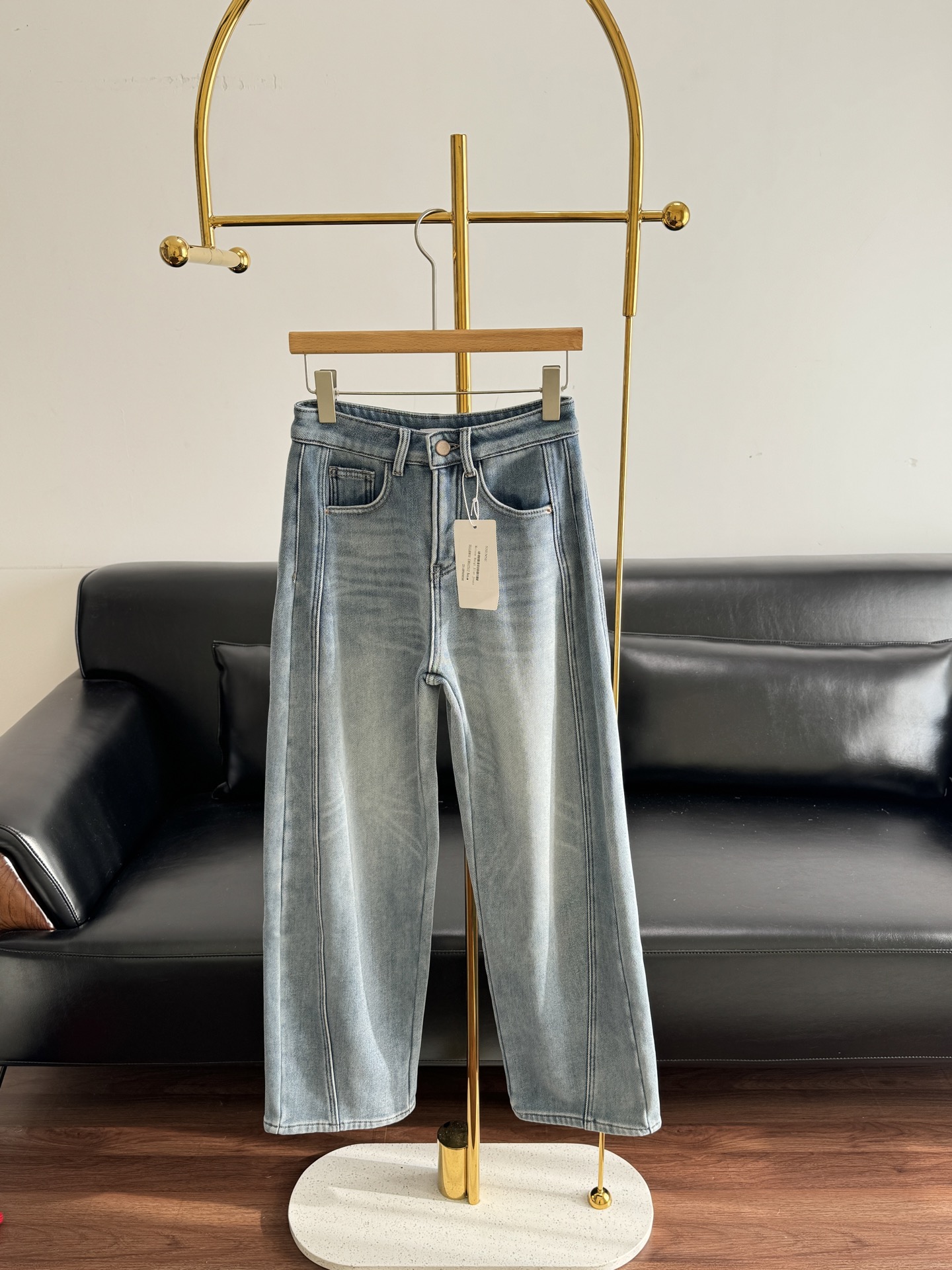 NO:656424,——MM6 is the same style as the top private clothing in Europe and the United States | Stretch and velvet scimitar denim. Winter slimming pants. Zero fashionable and not freezing. Celebrity street photos detonate. This winter must-have scimitar trousers. Lisa × Kendall. The most photographed private clothing item. 'Not all jeans are called scimitar pants.' From Los Angeles Palm Springs to Paris Fashion Week street shooting, these velvet scimitar pants are taking the European and American fashion circles by storm. · 15° micro-arc blade specially optimized for Asian leg shapes.  · 3cm draping above the knee｜Naturally extends the leg line when walking · Triangular crotch reinforcement｜Promotes buttocks without sagging, creating a 'walking 3D curve' The sense of luxury is hidden in the details!  Size s-2xl,,masion margiela,jeans,alexander wang19860909——MM6 欧美顶流私服同款｜弹力加绒弯刀牛仔 冬日显瘦神裤 零度时髦不冻 明星街拍引爆 今冬必入弯刀神裤 Lisa × Kendall 出镜率最高私服单品 「不是所有牛仔裤都叫弯刀裤」 从洛杉矶棕榈泉到巴黎时装周街拍 这条加绒弯刀裤正在席卷欧美时尚圈 · 专为亚洲腿型优化的15°微弧刀锋线 · 膝上3cm立体裁接｜行走间自然延伸腿部线条 · 胯部三角加固｜提臀不下垂 打造「行走的3D曲线」 高级感藏在细节里！ 码数s-2xl,,masion margiela,jeans,alexander wang,Women's clothing