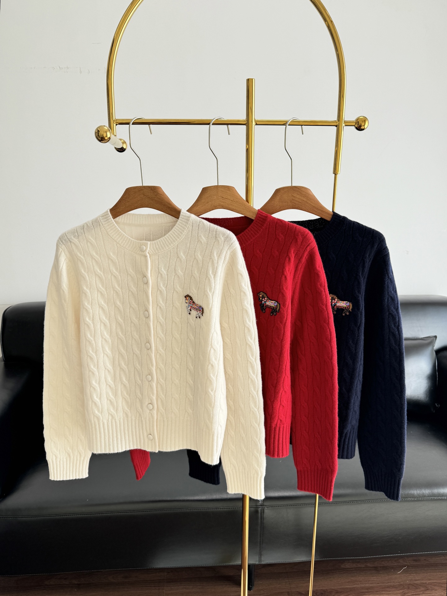 NO:656459,——ERDOS carousel cable cashmere cardigan is made of cashmere, soft and skin-friendly, and has perfect warmth! Classic cable texture + carousel embroidery on the left chest, which means 'success is coming', and full of festive atmosphere. The red color is white and festive, with a round neck and small placket design, buttons of the same color, and an inclusive style, which can be easily controlled for commuting and dating. Size sml red white blue,, alexander wang19860909——ERDOS旋转木马绞花羊绒开衫 采用山羊绒,柔软亲肤,保暖力满分!经典绞花纹理+左胸旋转木马刺绣,寓意'马到成功',节日氛围感拉满.正红色显白又喜庆,圆领小开襟设计,纽扣同色,版型包容性强,通勤约会都能轻松驾驭 码数sml 红色 白色 蓝色,,alexander wang,Women's clothing