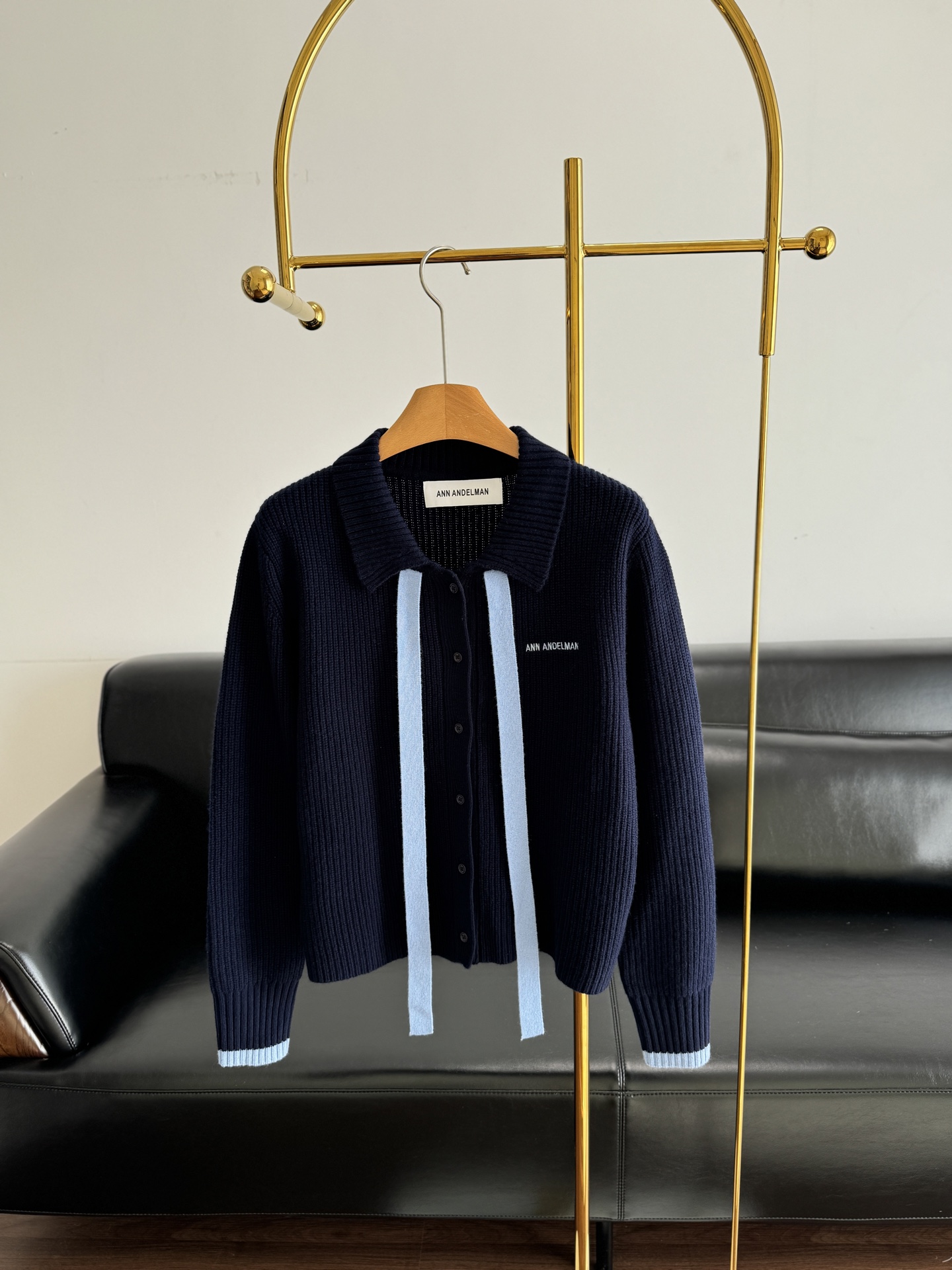 NO:656449,——ANN ANDELMAN Lapel tie contrasting color woolen cardigan jacket, absolutely CHAO value!  !  Sheep wool fabric!  It is thick and does not weigh down the body. The whole garment is very light, classy and very stylish.  Slightly loose fit, exquisite lapels, two contrasting light blue straps at the collar, which are non-detachable and not easy to clash. They can be tied into a bow or let down lazily. It is single-breasted, with exquisite light blue contrast letter embroidery on the right side, and the cuffs have light blue edges that match the color of the drawstring. The details are particularly regular. The whole is made of vertical rib knitting, which can smooth the lines along the body shape and make the look slimmer!  Dark blue, versatile color, not picky, fashionable upper body, body-fitting, long legs, not picky. Suitable with jeans and skirts, recommended for ladies!  Size sml,,skirts,jeans,jackets & coats,alexander wang19860909——ANN ANDELMAN 翻领系带撞色毛织开衫外套 绝对CHAO值！！绵羊毛面料！有厚度,不压身,整衣很轻,显档次,非常有型. 微宽松版型,精致的翻领,领口撞色两根浅蓝带子,不可拆卸,不易撞款,可以系成蝴蝶结,或者慵懒的飘落下来都可以.单排扣,右侧有精美的浅蓝色撞色字母刺绣,袖口有浅蓝边,和抽绳颜色对上了,细节特别规整.整体是竖向罗纹针织,能顺着身形把线条拉得更顺,视觉更显瘦！深蓝色,颜色百搭,不挑人,上身时髦,随体,显腿长,不挑个子. 搭配牛仔裤,半身裙都适合,推荐给小姐姐们入手哦！ 码数sml,,skirts,jeans,jackets & coats,alexander wang,Women's clothing