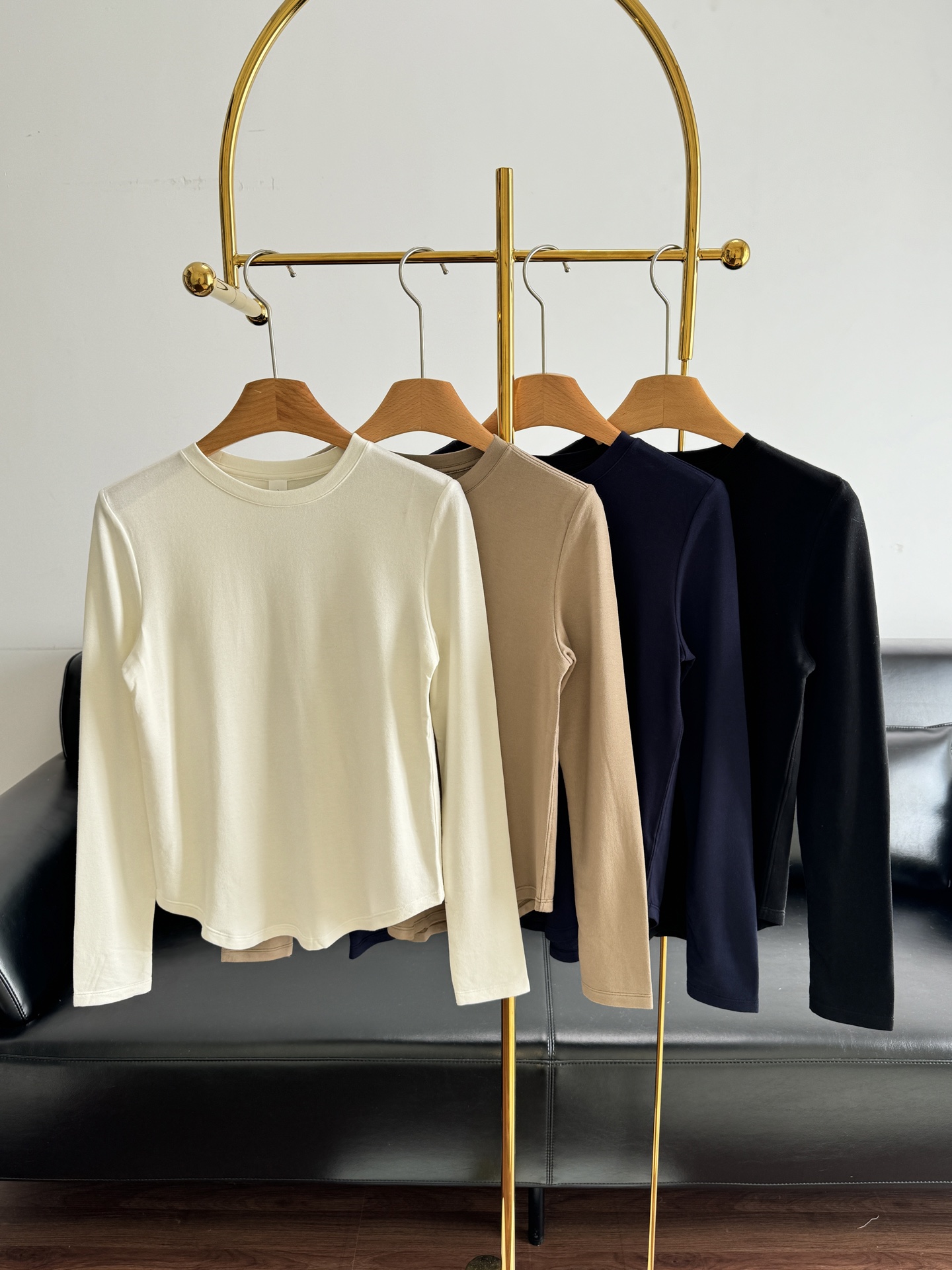 NO:656439,——lulu round neck solid color velvet long sleeve basic ceiling style!  This set of solid color long-sleeved bottoming shirts is amazing. The cotton fabric and thin velvet have just the right sense of warmth. They can be used for daily sports!  Curved hem + slightly waisted, hiding the belly in the fabric drape. Viewed from the side, the hip line is naturally lifted, creating an 'hourglass curve' instantly! Size sml off-white khaki navy blue black,,alexander wang19860909——lulu 圆领纯色薄绒长袖 基础款天花板！这组纯色长袖打底衫太绝,棉面料加薄绒恰到好处的暖感,日常运动皆可！弧形下摆+微微收腰,把小肚腩藏进面料垂坠里,侧面看,臀线被自然托起,瞬间打造“沙漏曲线！ 码数sml 米白 卡其 藏青色 黑色,,alexander wang,Women's clothing