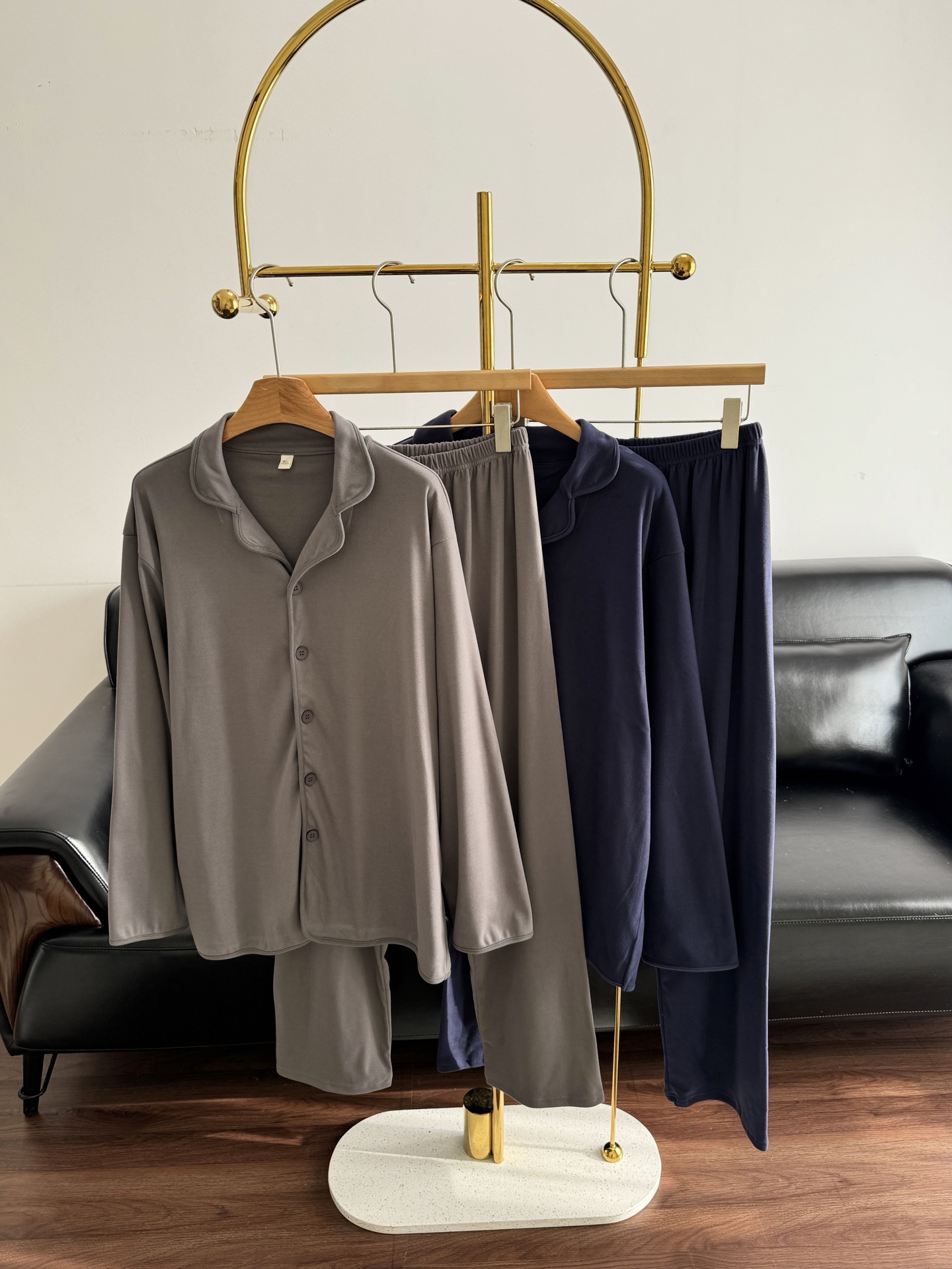 NO:656434,——New LP brushed home pajamas set. Autumn and winter long-sleeved home set. It is made of well-known brand fabrics with double-sided brushed feel. It is suitable for early autumn. Friends in the north have indoor heating in winter, so it is also suitable to wear this set. It is not stuffy or dry and nourishes the skin. Exclusively custom-dyed, fully matte yarn, the fabric has soft color and matte texture. It is soft and skin-friendly, and it is the best value for money in autumn and winter.  Reject bloated pajamas, the V-neck buttoned cardigan is designed to make you look slimmer, elongate the overall body proportions, and drop shoulders, which is suitable for most people, and the whole person looks refreshed. The thickness is moderate, and it can be worn in spring, autumn, and winter, and the usage rate is very high. The loose design is comfortable and slim; the color is beautiful, the color is fresh and high-end, and it is also very fashionable to wear outside. The lapel cardigan style is soft and simple, and can also modify the face shape.  Clean H-shaped design, slim but not clinging to the flesh, and not too loose to look sloppy. Material: 92 polyester fiber, 8 spandex. Men's size L is suitable for 120-145 catties.19860909——新品LP磨毛家居睡衣套装 秋冬长袖家居套装,采用口碑款王牌面料,双面磨毛手感,初秋季节穿正好. 北方的朋友冬天室内有暖气,也很适合穿这套,不闷不燥还养肤. 独家定染,全消光纱线,面料显色柔和,哑光质感.软糯亲肤,秋冬性价比跑量王. 拒绝臃肿的睡衣,v领纽扣开衫设计更显瘦,整体拉长身材比例,落肩适合大多数人,整个人看上去神清气爽. 厚薄适中,春秋冬三季都可以穿,使用率超高. 宽松设计,舒服又显瘦；配色巨好看,配色清新又高级,外穿也很时尚. 翻领开衫款,柔美又不失简洁,还能修饰脸型. 利落H版型设计,修身但不贴肉,又不会因为过于宽松而显得邋遢没型. 材质92聚酯纤维、8氨纶 男士尺码L适合120-145斤 XL适合145-165斤 XXL适合165-200斤 颜色中灰 藏青,,loro piana,alexander wang,Women's clothing