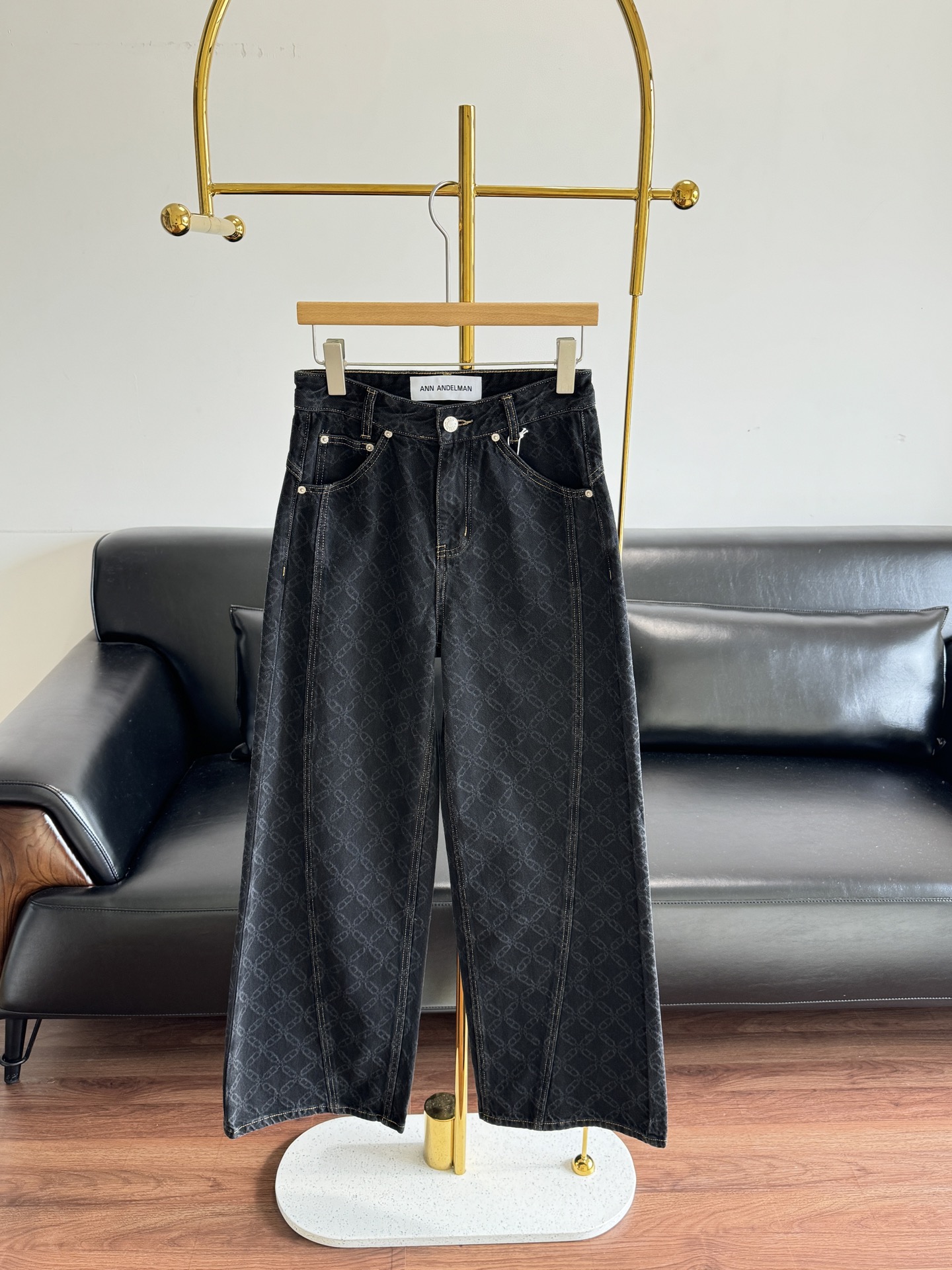 NO:657300,——ANN Scimitar regular jeans denim fabric logo jacquard!  The scimitar style of high-waisted trousers with forward-moving seams and naturally drooping trouser legs can weaken the shortcomings of the leg lines and is a powerful tool for making you look taller and slimmer!  Basically, casually wear it with long-sleeved sweatshirts and go out, it is perfect, clean and neat, and does not care about your figure. It is a little expert at hiding your flesh, and it is not a problem to wear long legs of 1.8 meters!  Size S-M-L,,hoodie,sweatshirts,jeans,alexander wang19860909——ANN弯刀常规款牛仔裤 牛仔面料logo提花！高腰裤缝前移弯刀版型,自然垂坠的裤管能弱化腿部线条短板,显高显瘦利器！基本随意搭配卫衣长袖出街都是完美干净利落不挑身材,简直藏肉小能手,穿出一米八的大长腿不是问题！ 尺码S-M-L,,hoodie,sweatshirts,jeans,alexander wang,Women's clothing