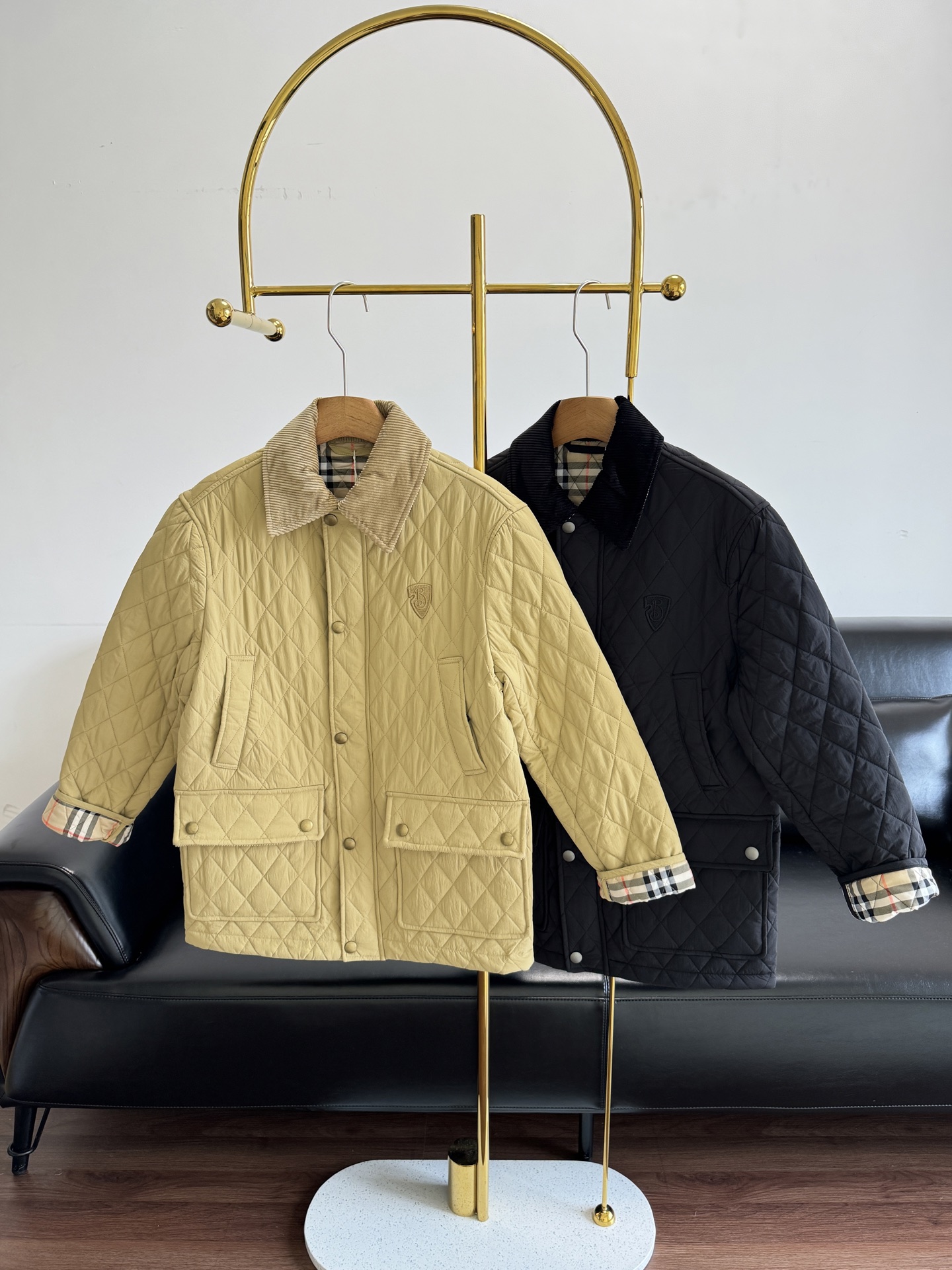 NO:657293,——Burberry mid-length lapel cotton jacket, suitable for autumn and winter, same style as Zhang Jingyi, Kong Xiaozhen and Shen Jiayu. Buy with your eyes closed!  It is indeed Bur’s new British autumn and winter style!  A super nice rhombus quilted cotton jacket. The letter B on the chest is embellished, giving the whole outfit a bit of a college style and a burden-free upper body experience. This cotton jacket is very designed. The lining is in vintage plaid. The classic H version is a warm and warm tool for autumn and winter layering. Size s-xl khaki black,,burberry,jackets & coats,jackets & coats,alexander wang19860909——burberry 中长款翻领棉服 秋冬冲冲张婧仪 孔孝真 沈佳钰同款 闭眼买！ 不愧是Bur英伦秋冬新款！ 超好看的菱格绗缝棉衣夹克外套 胸口B字母标的点缀,让整件衣服有点学院风, 无负担的上身体验~ 这款棉服是很具有设计性的 内衬呈现Vintage复古格纹 经典H版型演绎秋冬叠搭造型保暖神器 码数s-xl 卡其 黑色,,burberry,jackets & coats,jackets & coats,alexander wang,Women's clothing