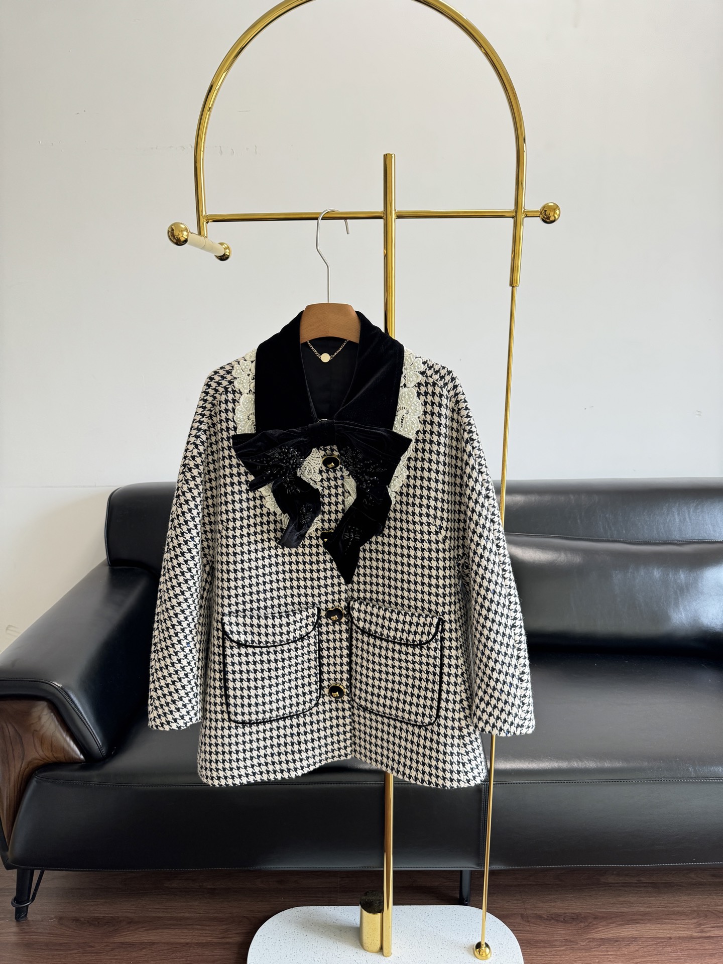 NO:657325,——Le Fame25 new autumn and winter houndstooth coat made of wool fabric!  It’s easy to wear and easy to photograph. The big bow at the neckline is the finishing touch~ The silhouette of the houndstooth coat has a lazy and high-end feel, and the lace splicing + velvet bow is sweet and rustic. It’s smart to wear straight pants for daily commuting, and it’s eye-catching to wear a skirt on the weekends. Who knows the joy of wearing the fashion taste of an idol!  Lovers of the same style quickly rush to the point where they are praised every time they wear it. Size sml, skirts, jackets & coats, alexander wang19860909——Le Fame25秋冬新款千鸟格外套 羊毛面料！好穿又好拍领口处大蝴蝶结简直点睛之笔～千鸟格大衣的廓形自带慵懒高级感,蕾丝拼接+丝绒蝴蝶结又甜又飒,日常通勤配直筒裤干练,周末换半裙出街吸睛,这种把偶像的时尚品味穿在身上的快乐,谁懂啊！同款爱好者速冲,穿一次被夸一次的程度 码数sml,,skirts,jackets & coats,alexander wang,Women's clothing