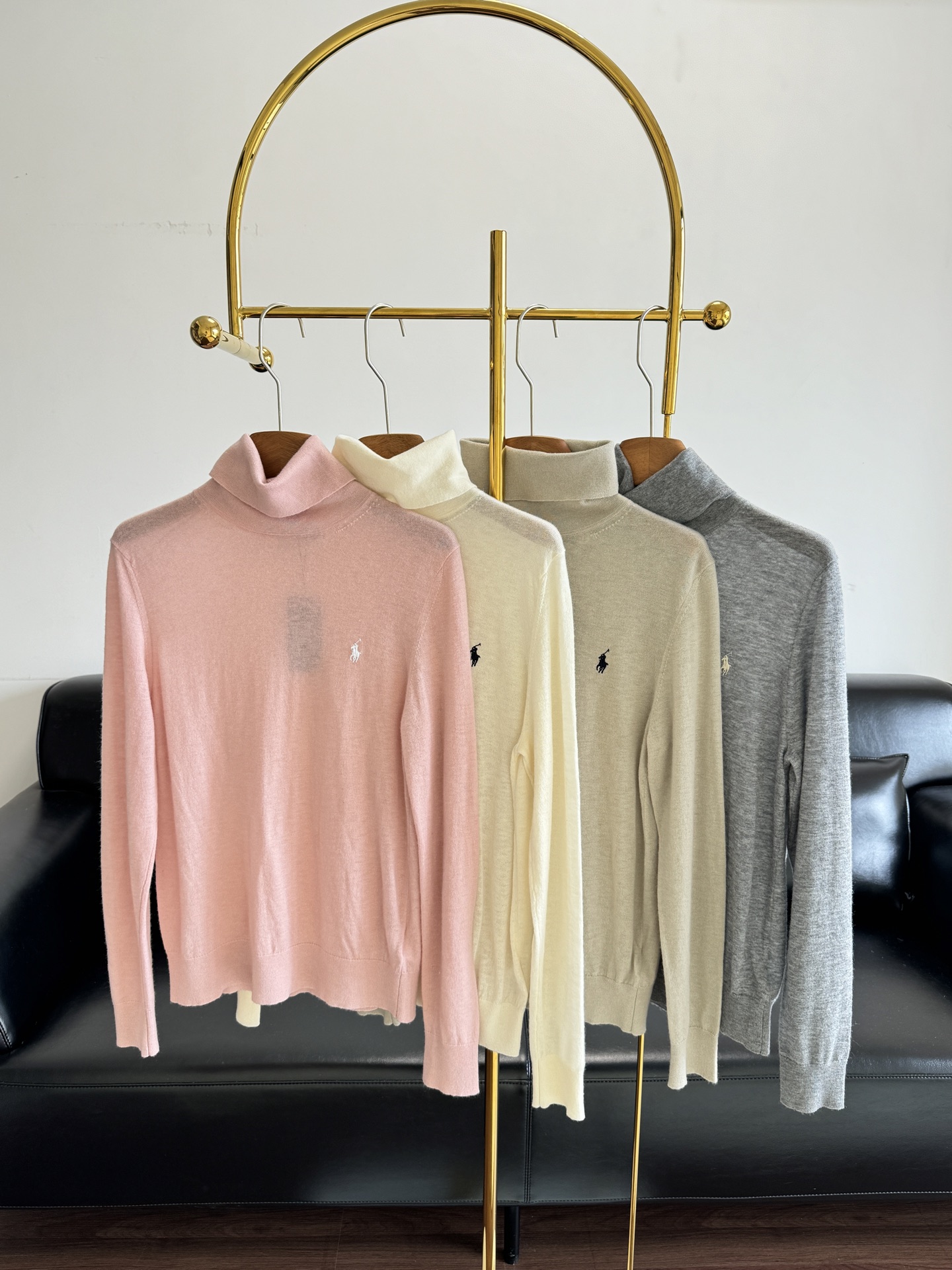 NO:657315,——Ralph Lauren/Ralph Lauren Slim-fitting Knitted Bottoming Shirt. It is a perfect base for any winter wear. The upper body can instantly enhance the overall look of this elegant knitted sweater. It is recommended that you buy two pieces!  It is indeed so comfortable and easy to match!  !  The cashmere fabric is soft and super comfortable, with high elasticity, good stretchability and resilience. It slims down the waist and creates an S-shaped curve~just perfect for autumn and winter! The classic polo embroidered high collar design modifies the neck line, which is elegant and practical. Slim fit, it is OK with a suit jacket or skirt, and can be worn for commuting and leisure. Size SML pink, off-white, khaki, gray, loro piana, skirts, jackets & coats, business suit, alexander wang19860909——Ralph Lauren/拉夫劳伦 修身针织打底衫 打底真的冬天怎么搭都不会错的一件, 上身瞬间提升整体LOOK的气质针织衫建议人手两件来入！确实太舒服太好搭！！山羊绒面料材质柔软超舒适,弹力大,延伸性和回弹性度很好 显瘦显腰,穿出S形曲线～秋冬穿刚刚好!经典马球刺绣高领设计,修饰颈部线条,优雅又实用计.修身版型,搭配西装外套或半裙都很OK,通勤休闲都能穿 码数SML 粉色 米白 卡其 灰色,,loro piana,skirts,jackets & coats,business suit,alexander wang,Women's clothing