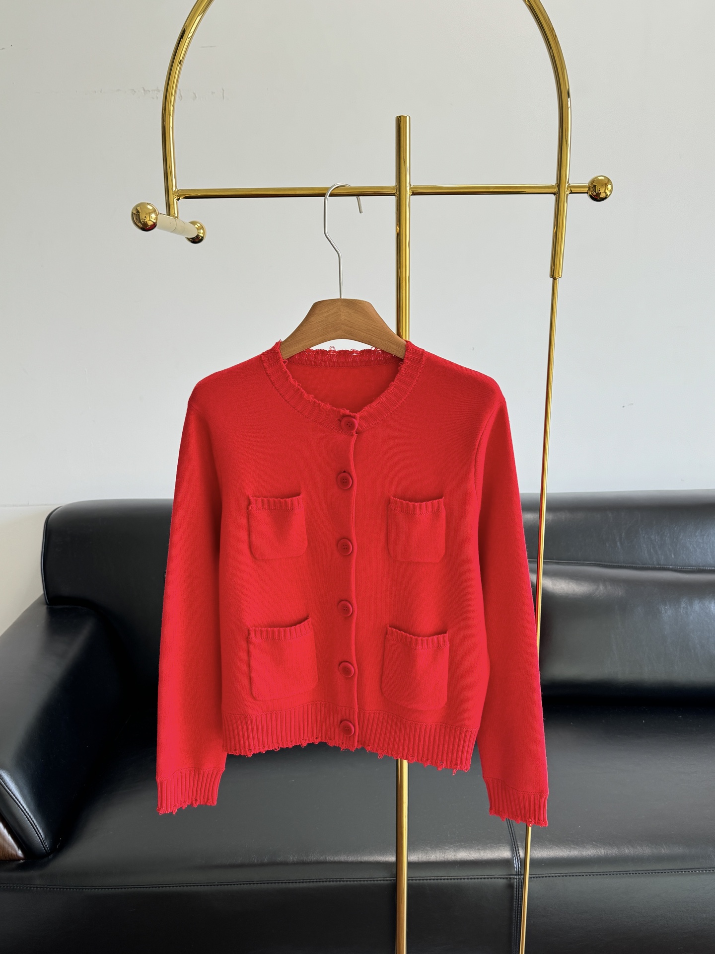 NO:657308,——Ordos wool cardigan wool fabric!  It’s not too easy to wear, it’s a classic and versatile style, and the red color brings out the joy of the upcoming festival!  It looks white and festive, with a round neck and a small placket design, buttons of the same color, and a tolerant style that can be easily used for commuting and dating!  Code number sml,,alexander wang19860909——鄂尔多斯羊毛开衫 羊毛面料！简直不要太好穿了,经典百搭款,红色有一种节日即将到来的喜悦！显白又喜庆,圆领小开襟设计,纽扣同色,版型包容性强,通勤约会都能轻松驾驭！ 码数sml,,alexander wang,Women's clothing